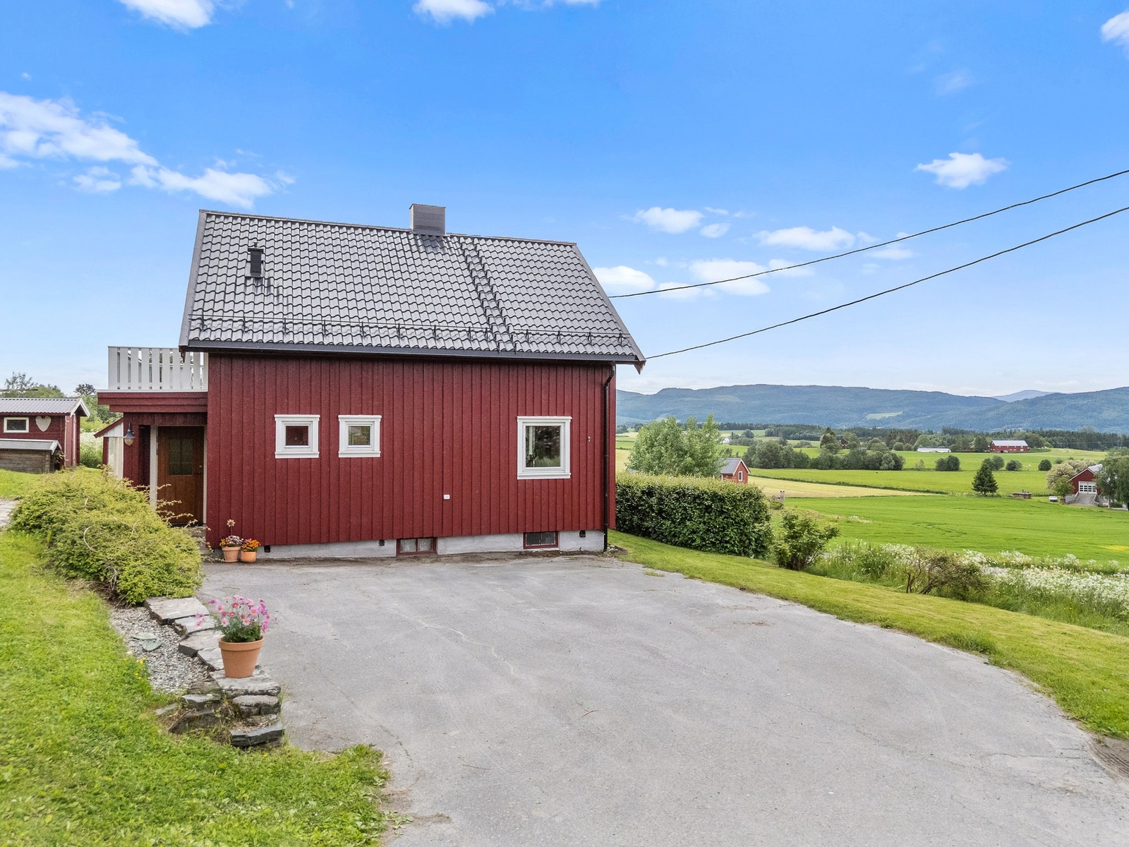 Mellom 2014 og 2016 ble huset etterisolert, lagt nytt taktekke og alle vinduer i første og andre etasje ble byttet. Flott utsikt fra eiendommen. Galleribilde