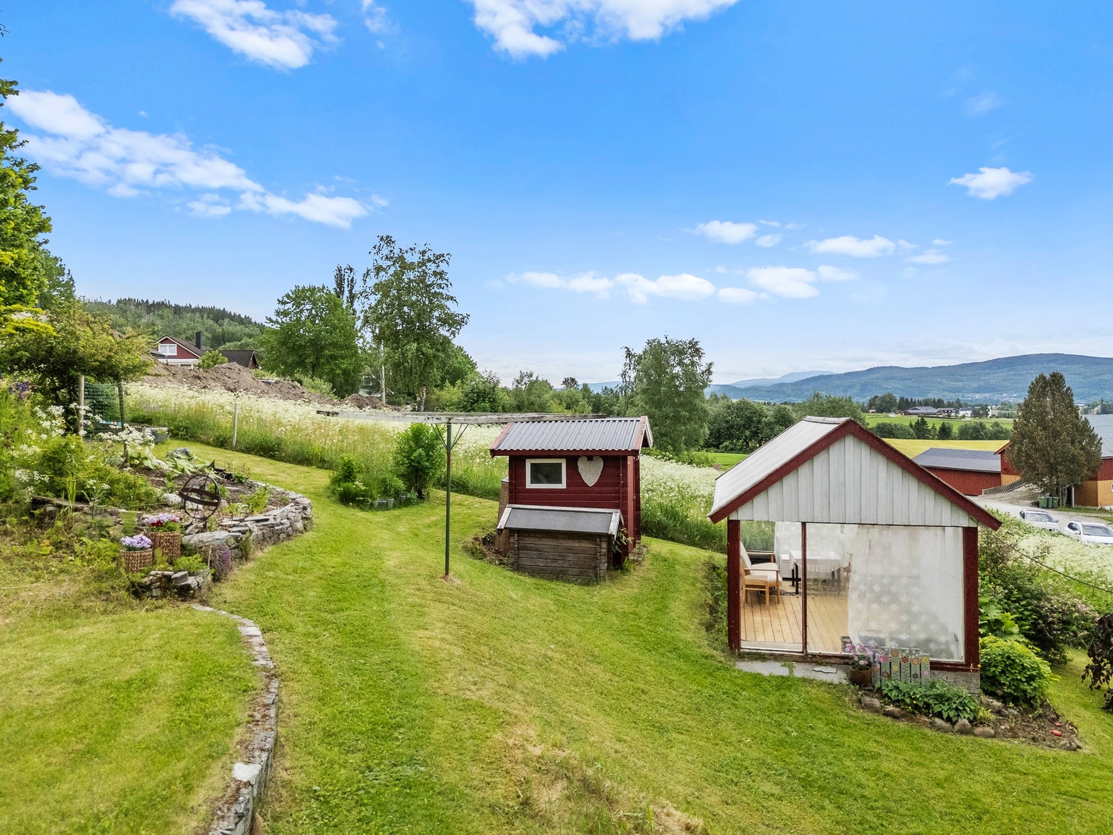 Romslg hage med drivhus og lekestue. Galleribilde