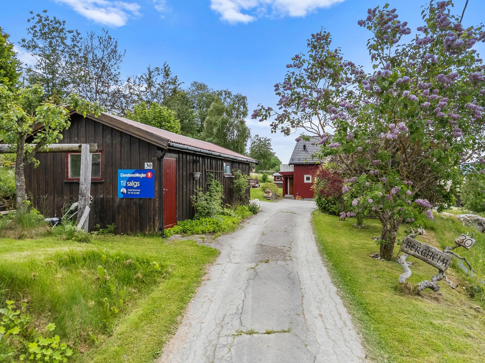 Garasje/uthus på eiendommen. Galleribilde