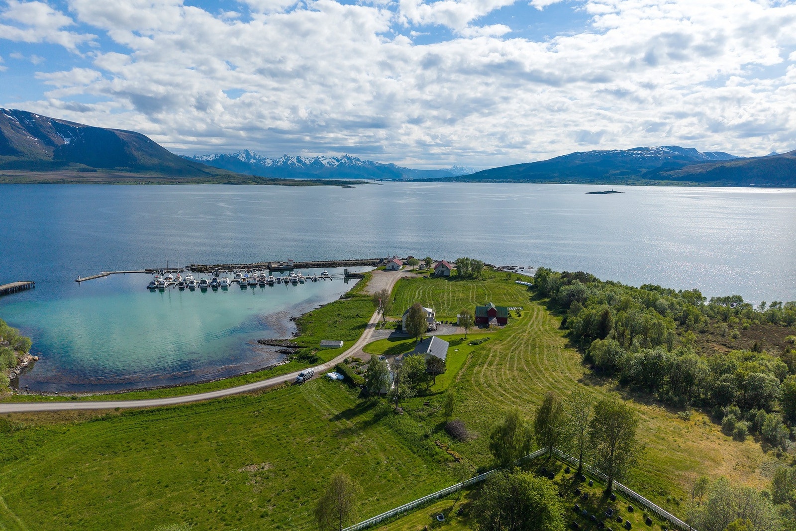 Gangavstand til bolig, fjæra og fotballbane i nærheten. Velkommen til hyggelig visning! Galleribilde