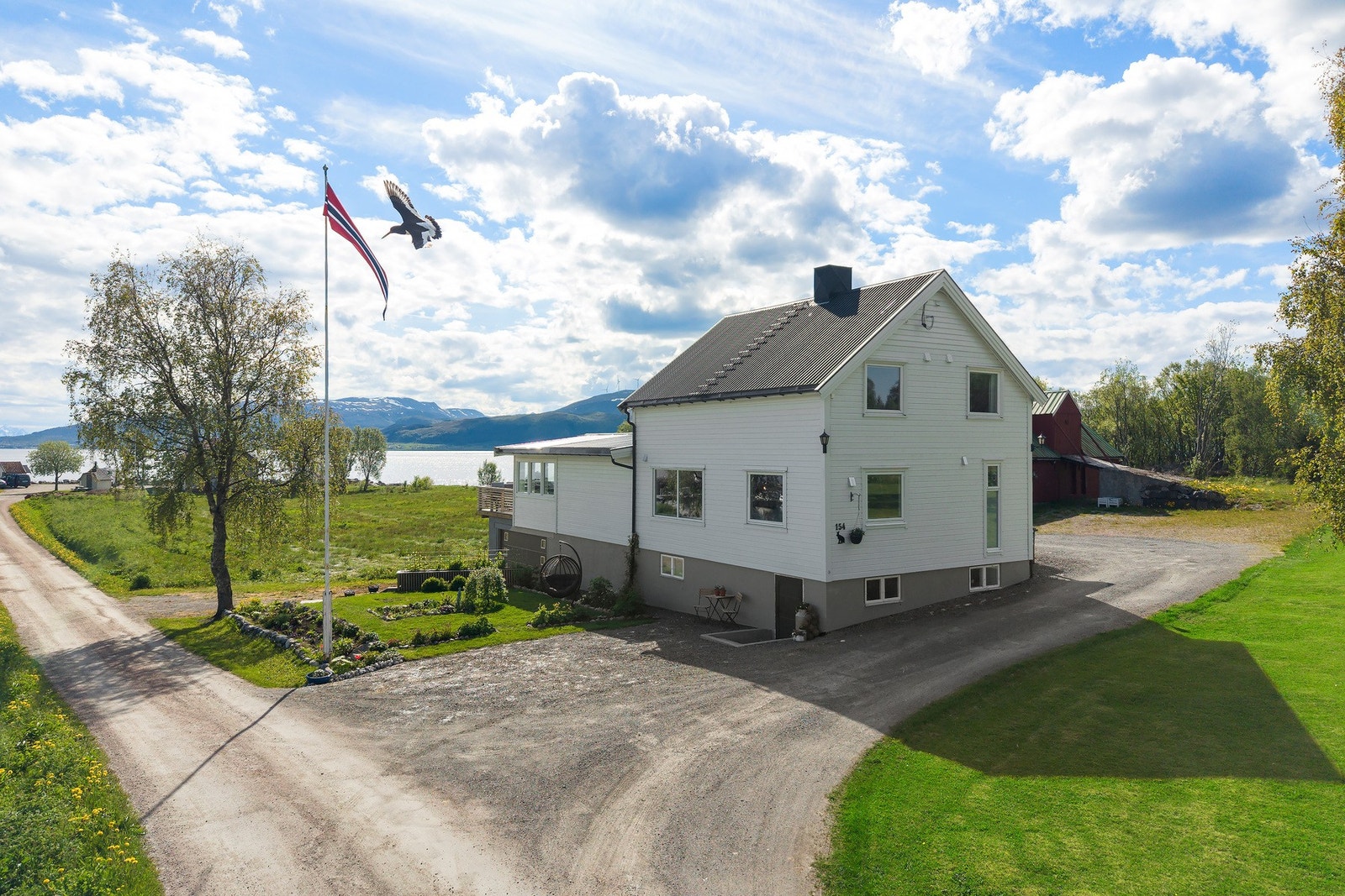 Velholdt og påkostet enebolig med nydelig beliggenhet på Maurnes. Velkommen til Lilandveien 154! Galleribilde