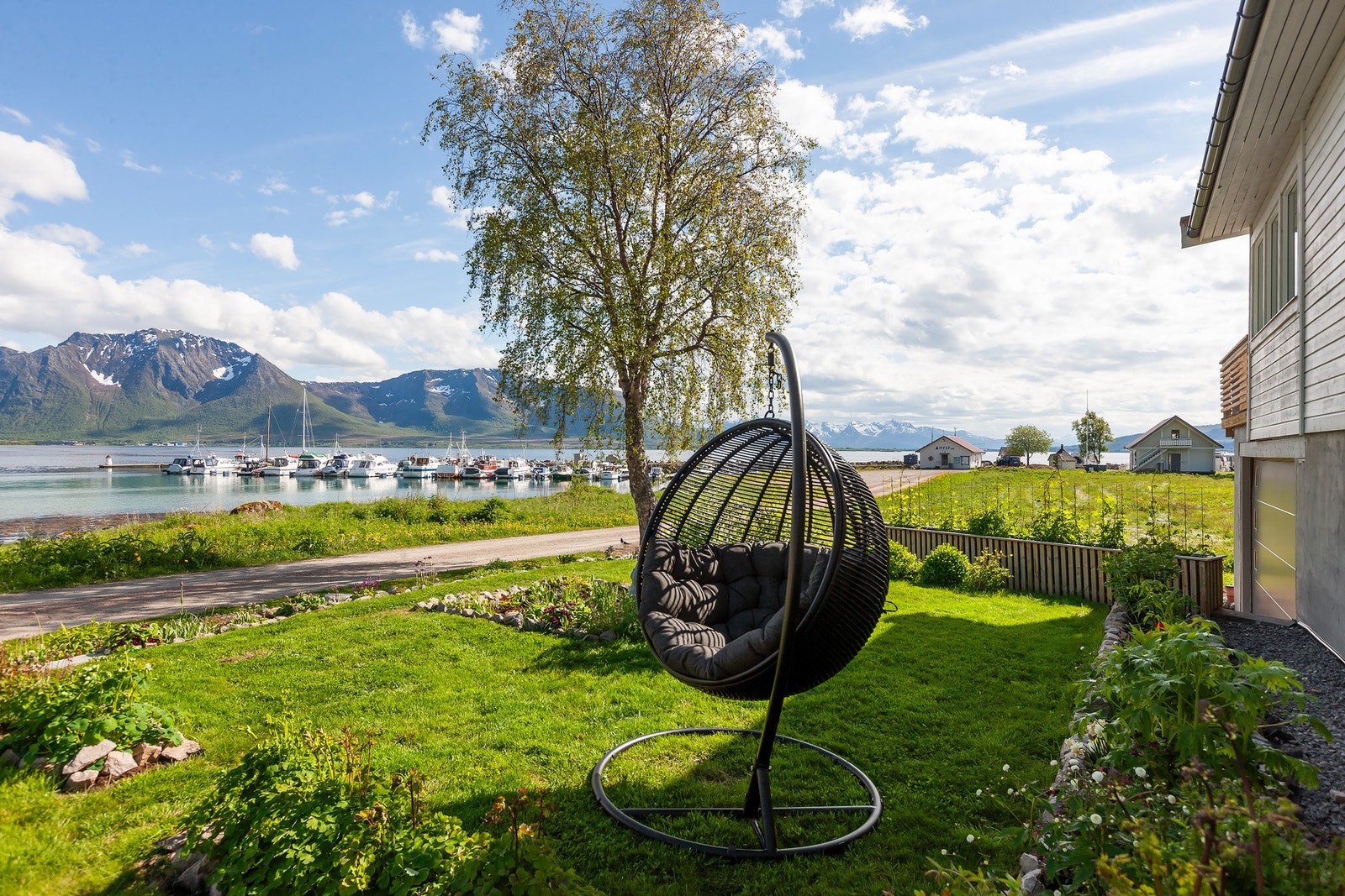 Hagen er meget gjennomtenkt med flere blomstertyper som gir en trivelig helhet til tomten. Galleribilde