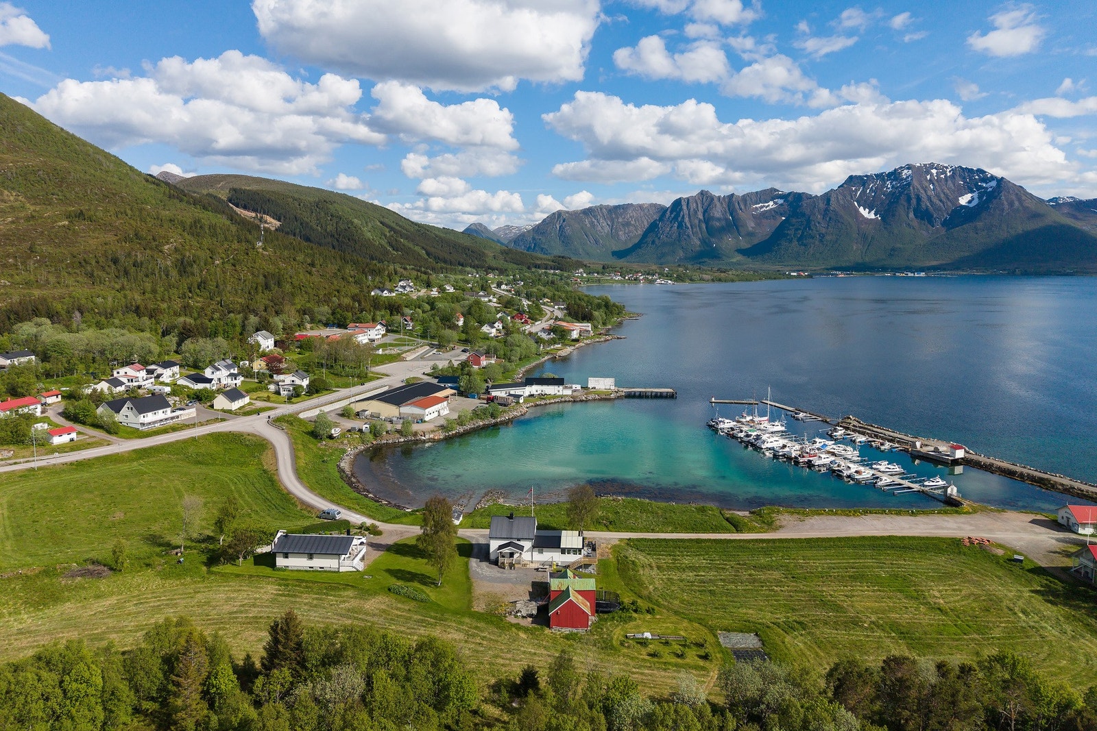 Eiendommen like ved båthavna på Maurnes. Galleribilde