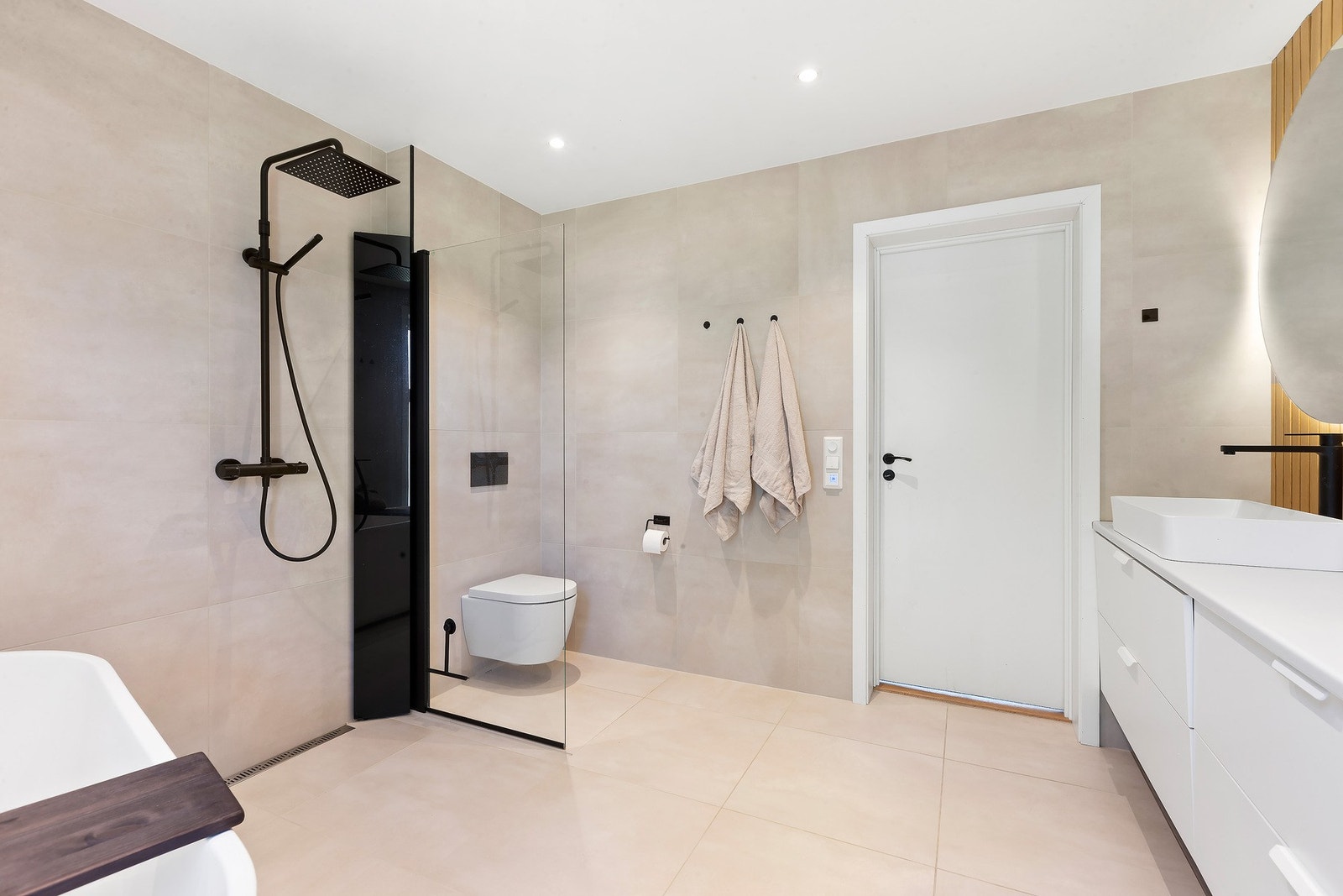 Badet er av god størrelse, og har både dusj og badekar. Galleribilde