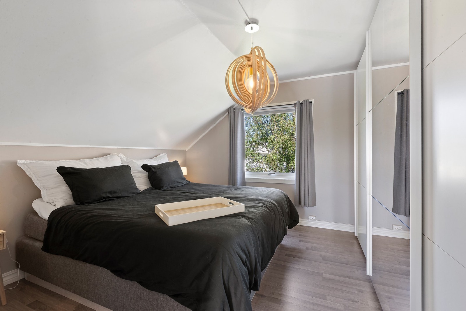 Hovedsoverom med romslig skyvedørsgarderobe. Galleribilde