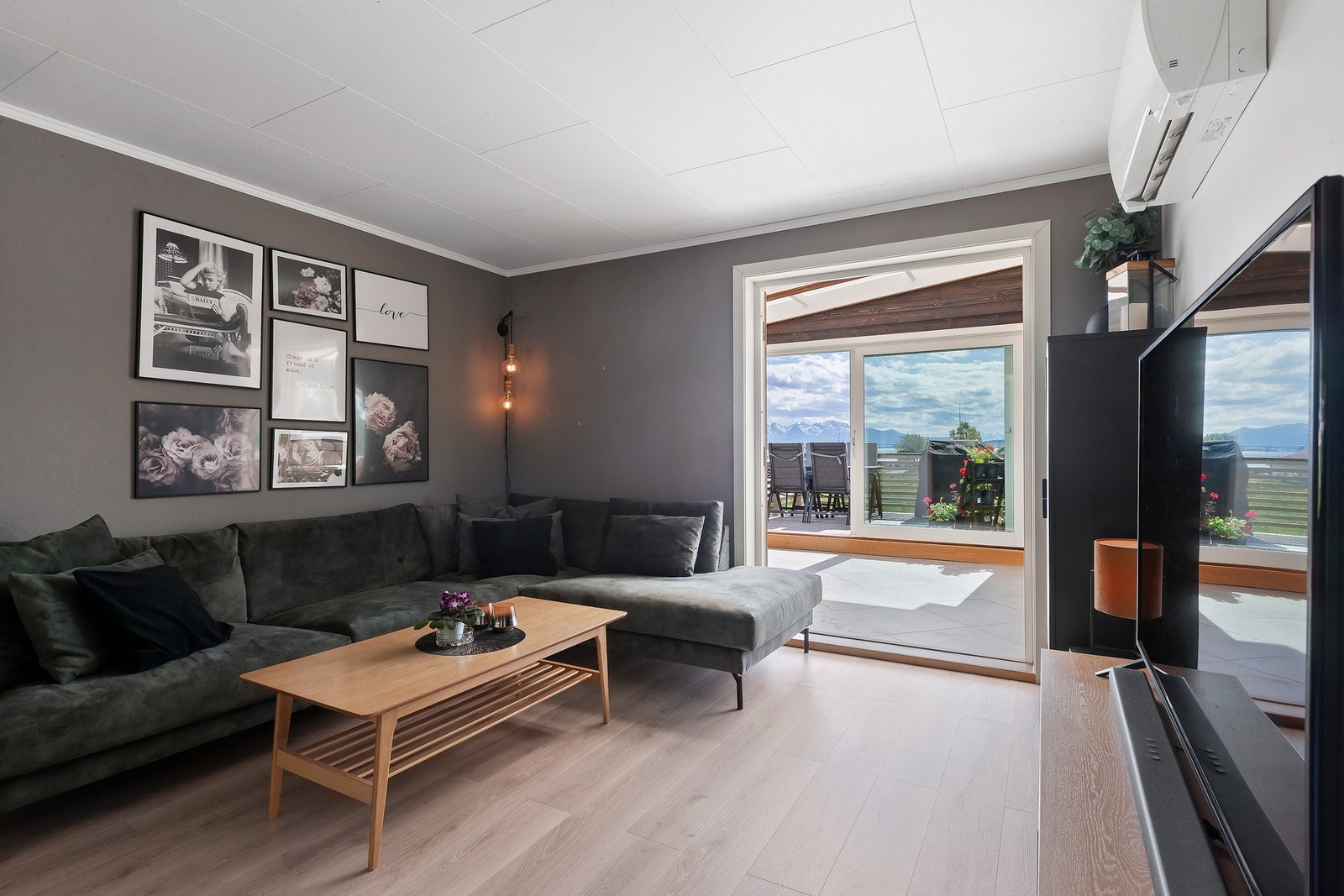 Lun tvkrok med utgang til vinterhage. Galleribilde
