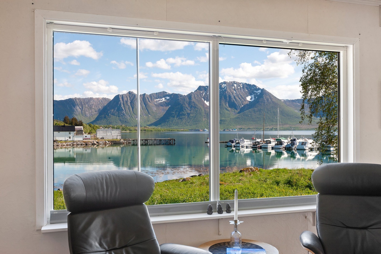 Store vindu i det du kommer inn tar utsikten inn i stuen. Galleribilde