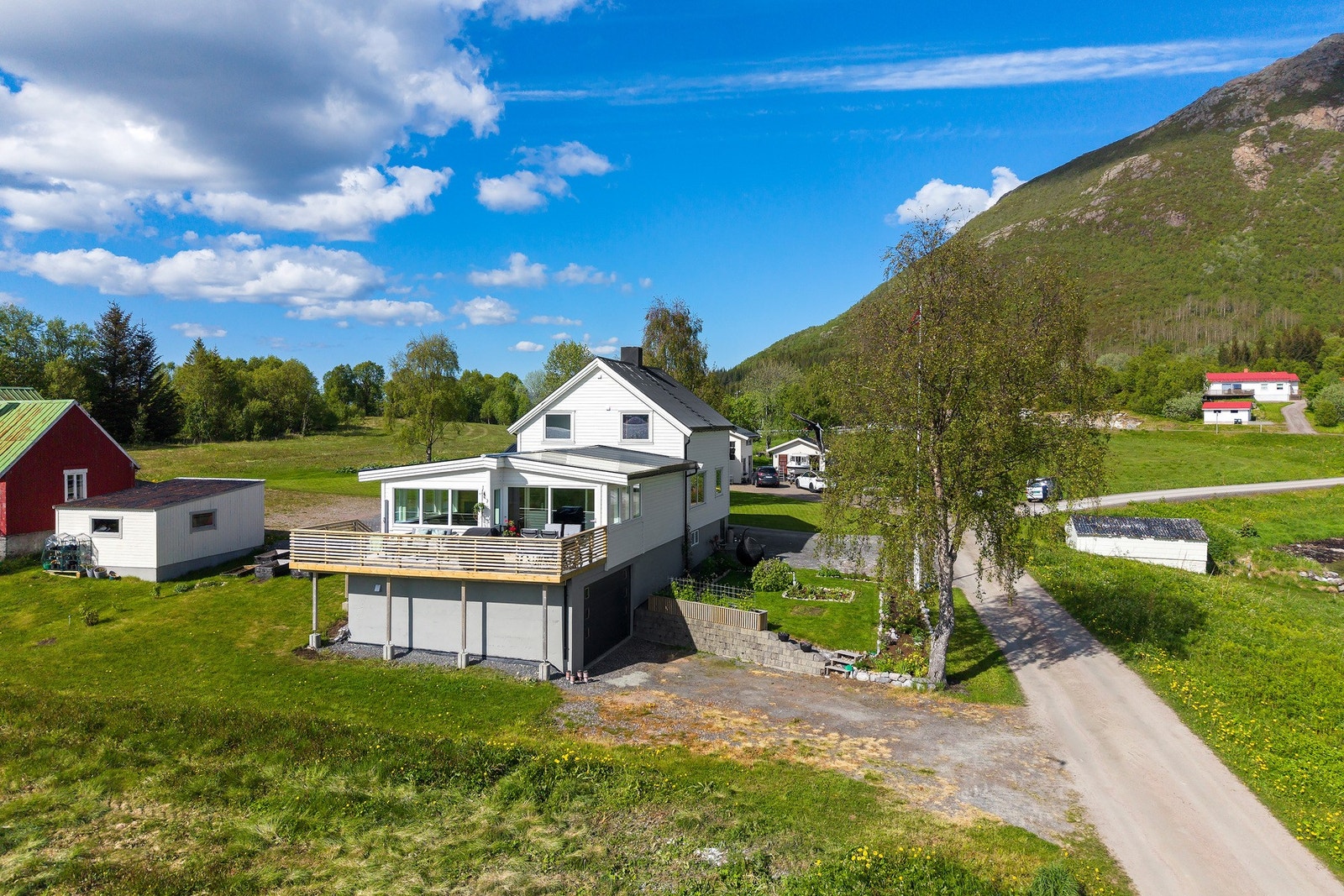 Det er flott veranda som vender ned mot sjøen. Galleribilde