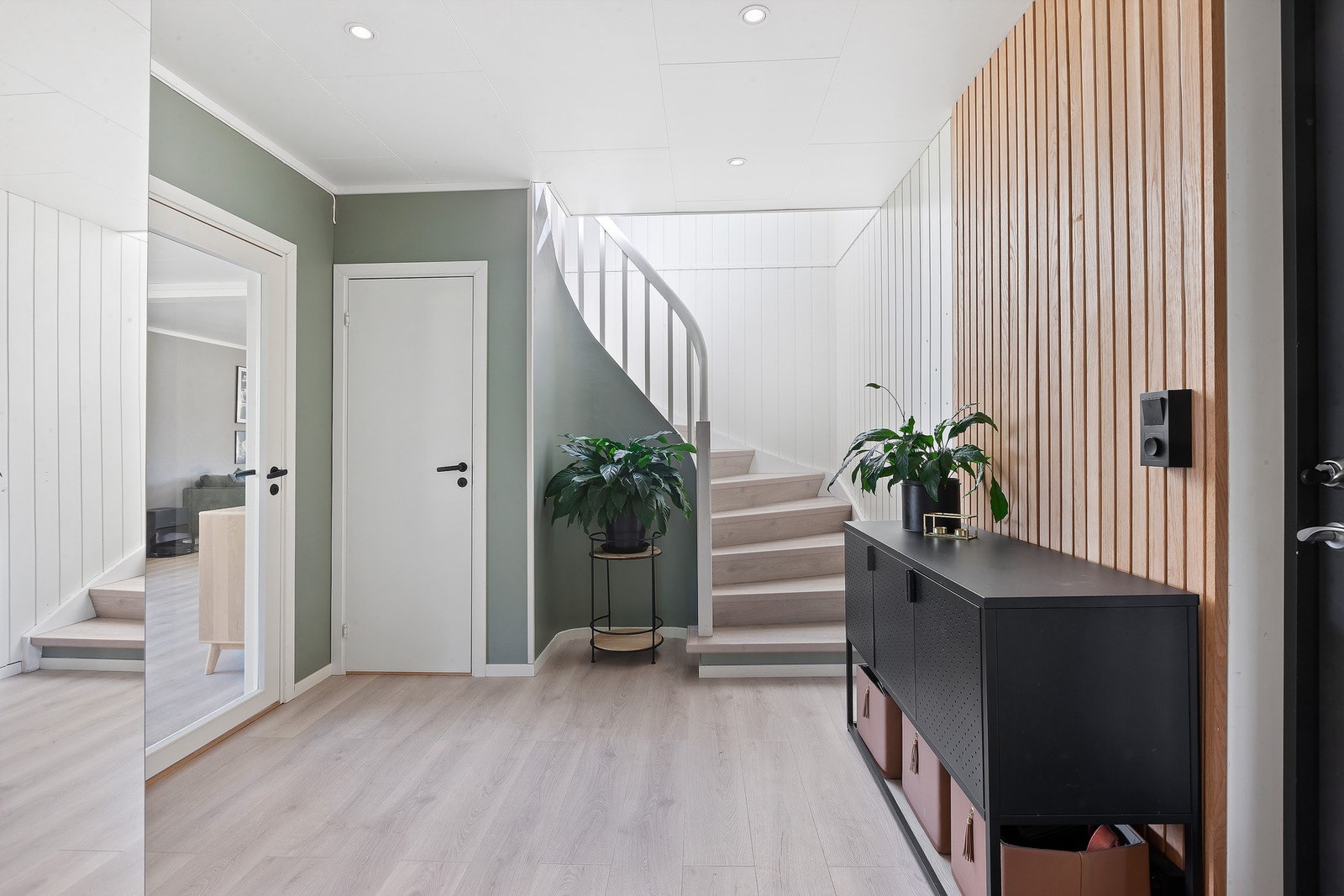 Velkommen inn! Innbydende gang med oppbevaringsmulighet i skyvedørsgarderobe. Galleribilde