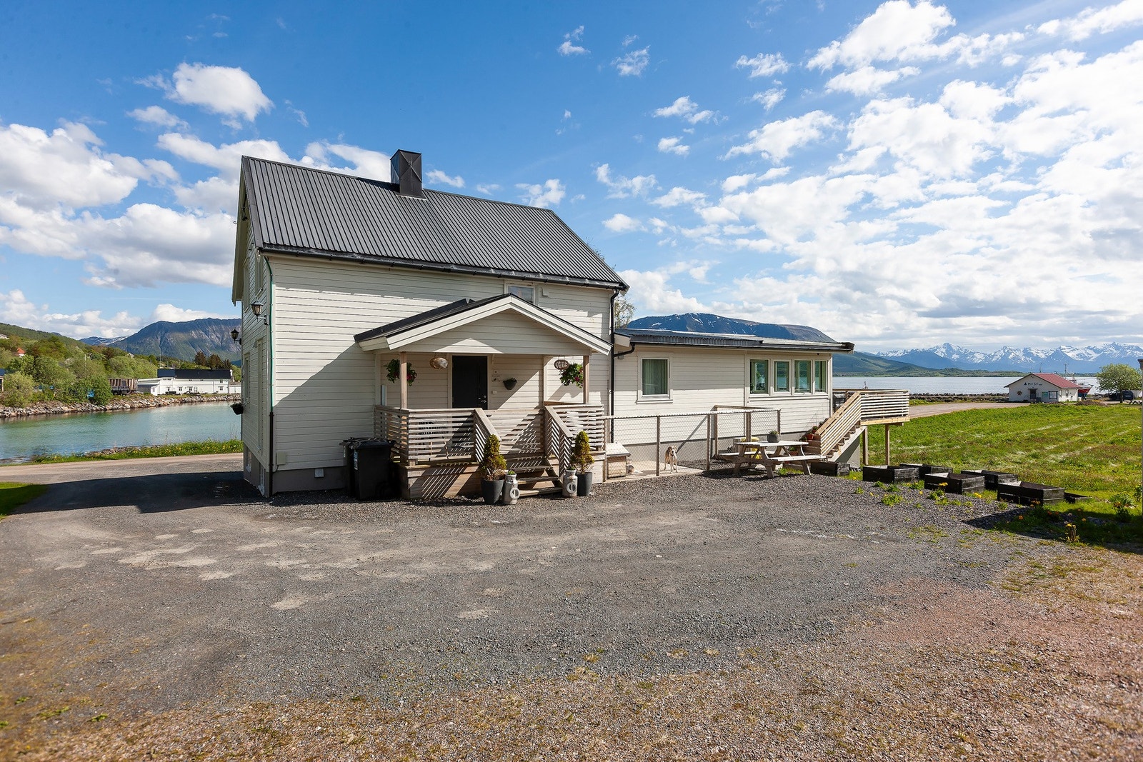 Inngangspartiet er overbygd, og parkering er på egen gårdsplass. Galleribilde