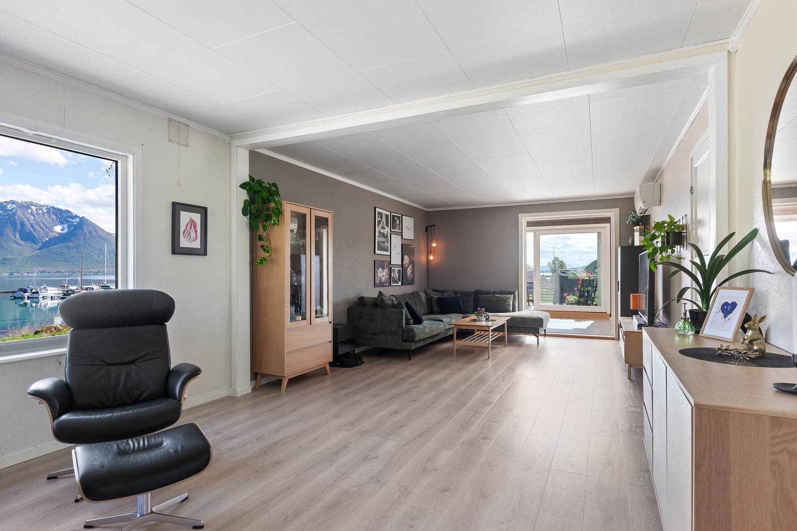 Det er både vedfyring og varmepumpe i stua. Galleribilde