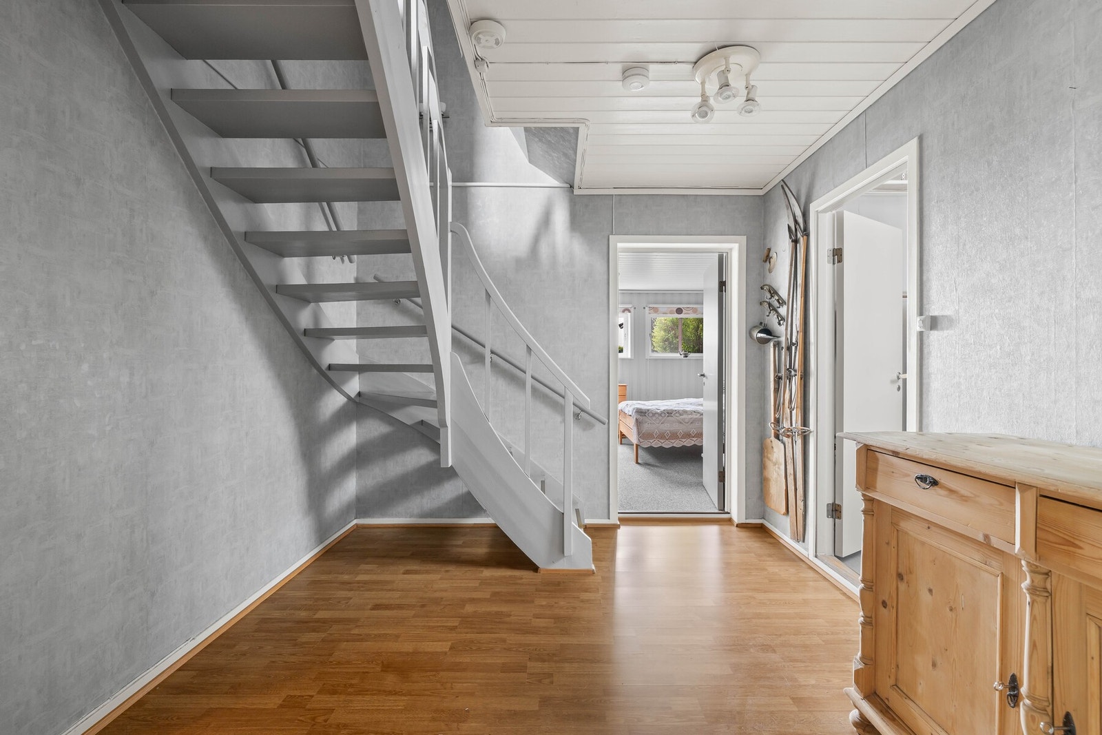 Innholdsrik kjeller med mange rom og svært gode oppbevaringsmuligheter. Galleribilde