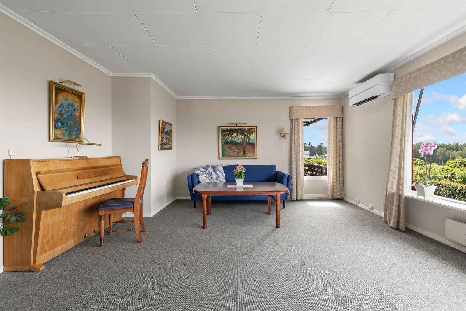 En innbydende oppholdsavdeling med god plass til både sofagruppe og spisebord. Galleribilde