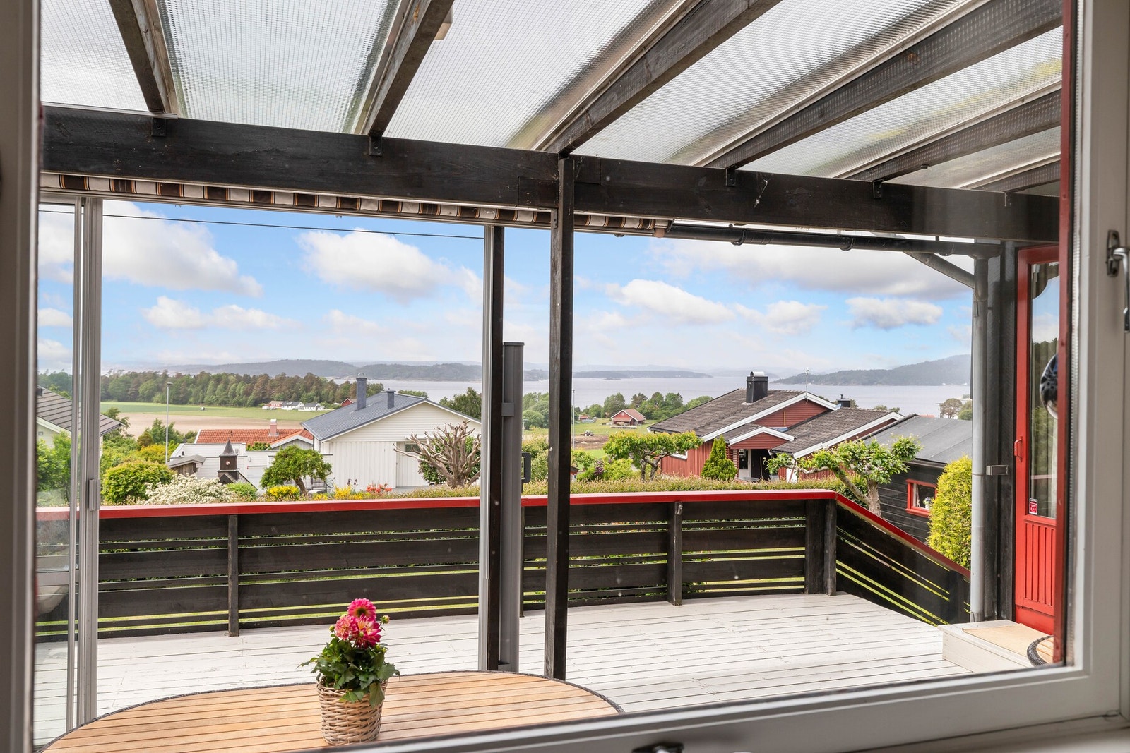 Fra soverommet er det direkte adkomst til overbygd terrasse. Lun og skjermet uteplass med flotte forhold for lange sommerkvelder. Galleribilde