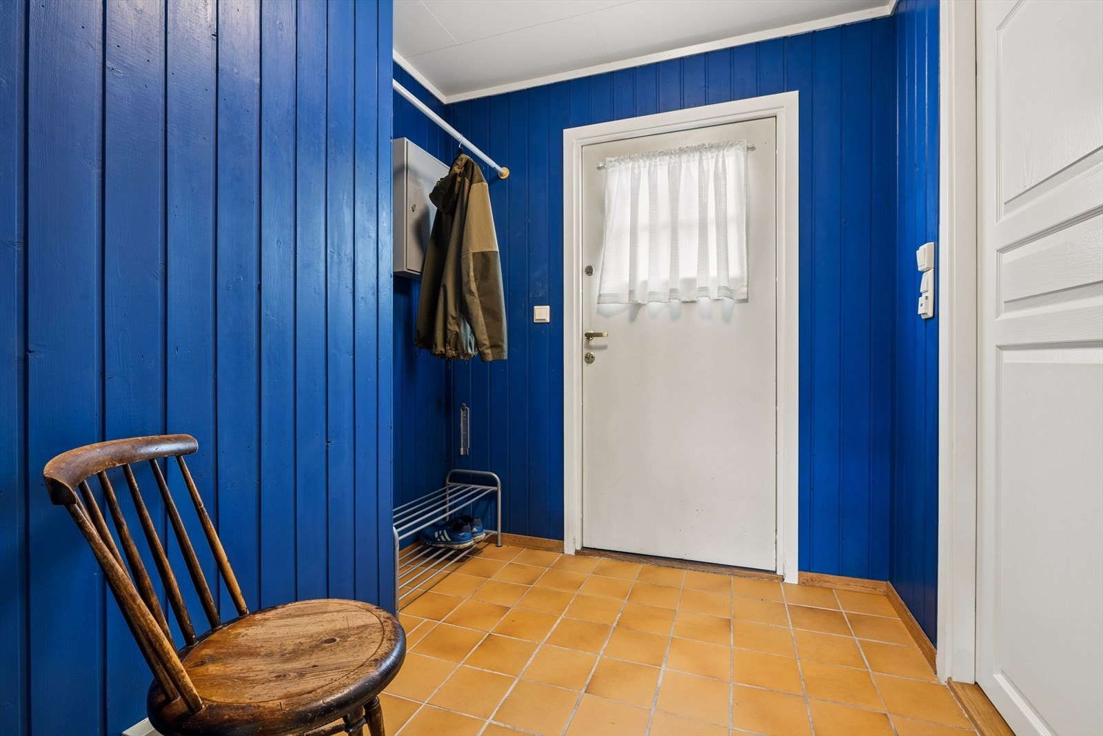 Her ønskes du velkommen inn i en flislagt entré med god plass til å henge fra seg ytterklær. Galleribilde