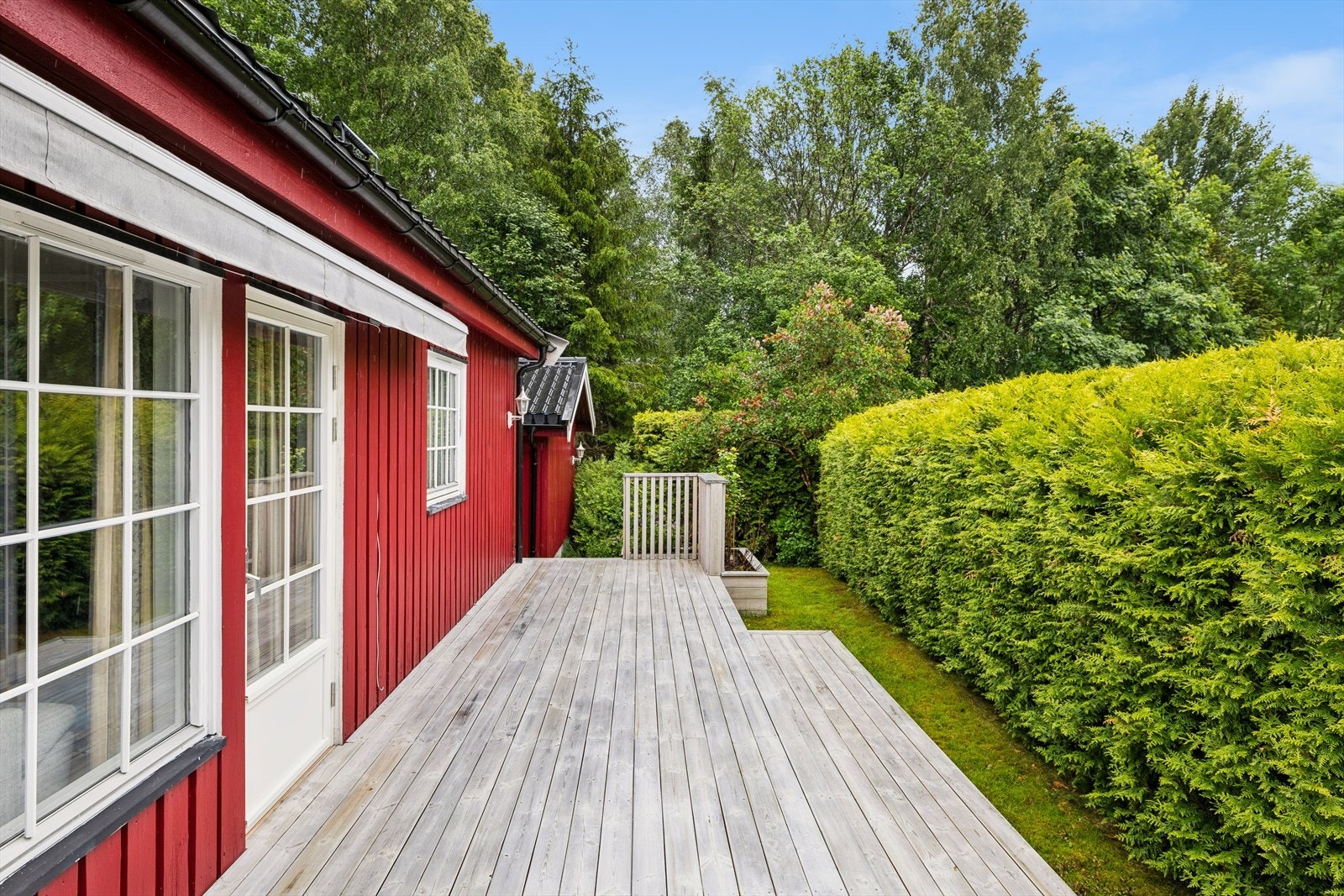 Terrassen blir en forlengelse av stuen på varme sommerdager. Galleribilde