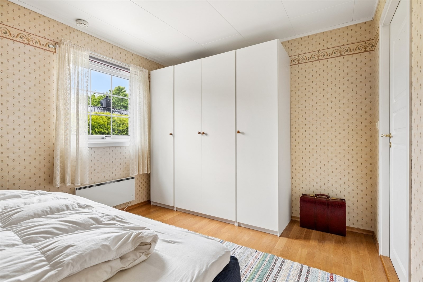 Hovedsoverommet har plass til dobbeltseng, nattbord og stort garderobeskap med god oppbevaringsplass. Galleribilde