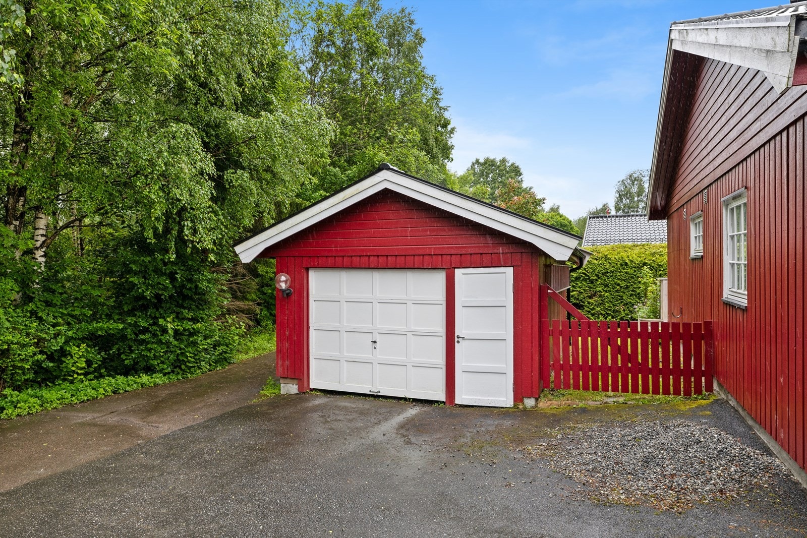 Parkering i garasje, samt fast parkeringsplass på felles asfaltert gårdsplass. Galleribilde
