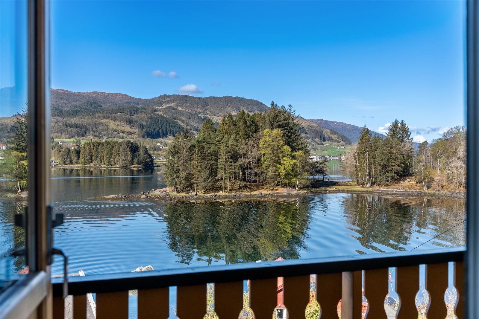 En upåklagelig utsikt fra samtlige rom og terrassen mot Etnefjorden. Galleribilde