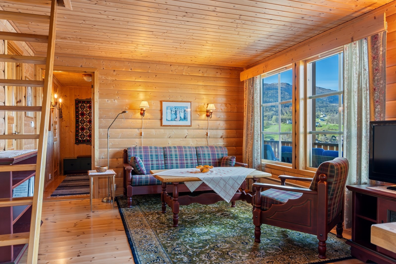 Lun stue med god plass til sitte- og spisegruppe. Galleribilde