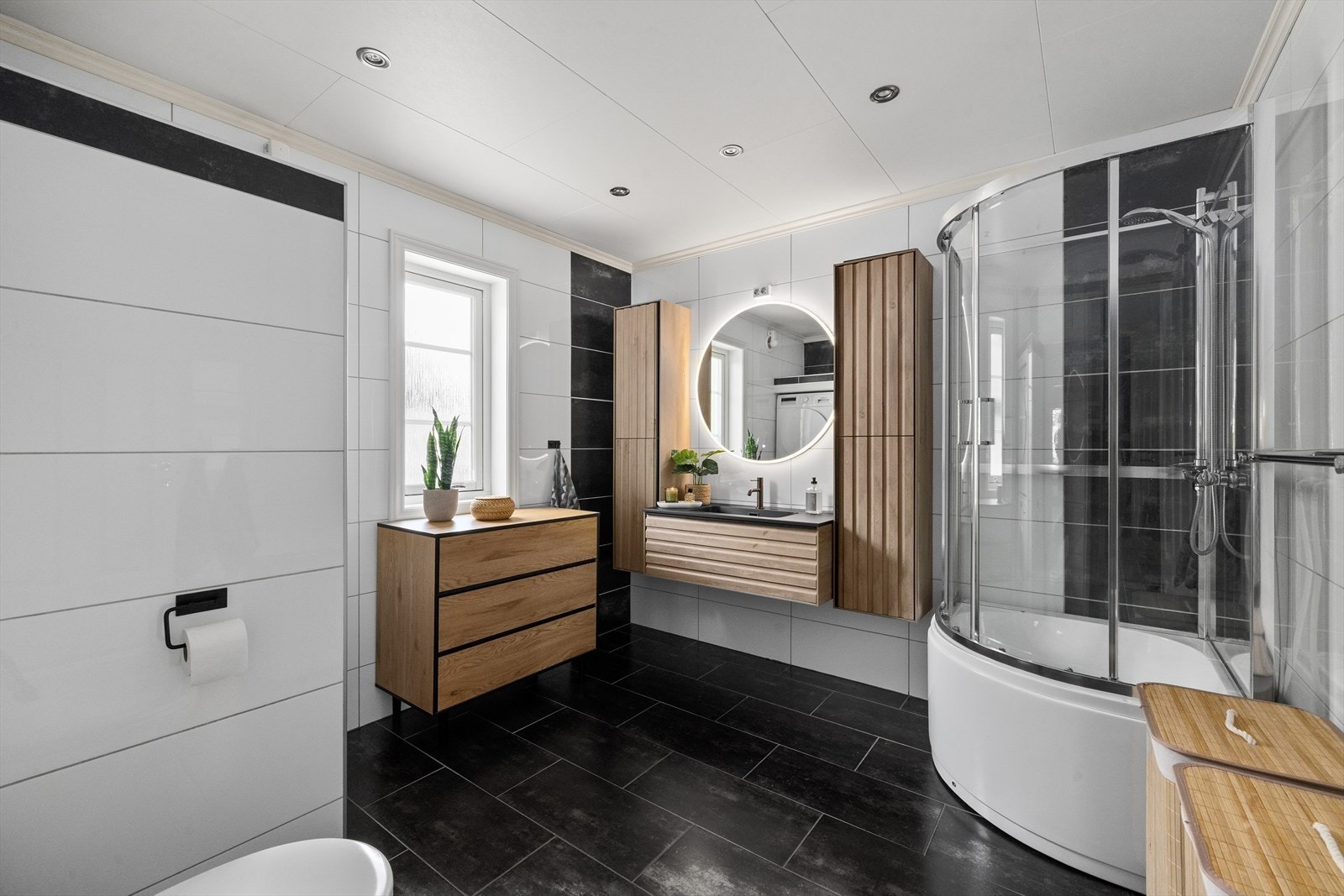 Badet er nylig oppgradert med ny, moderne innredning. Galleribilde
