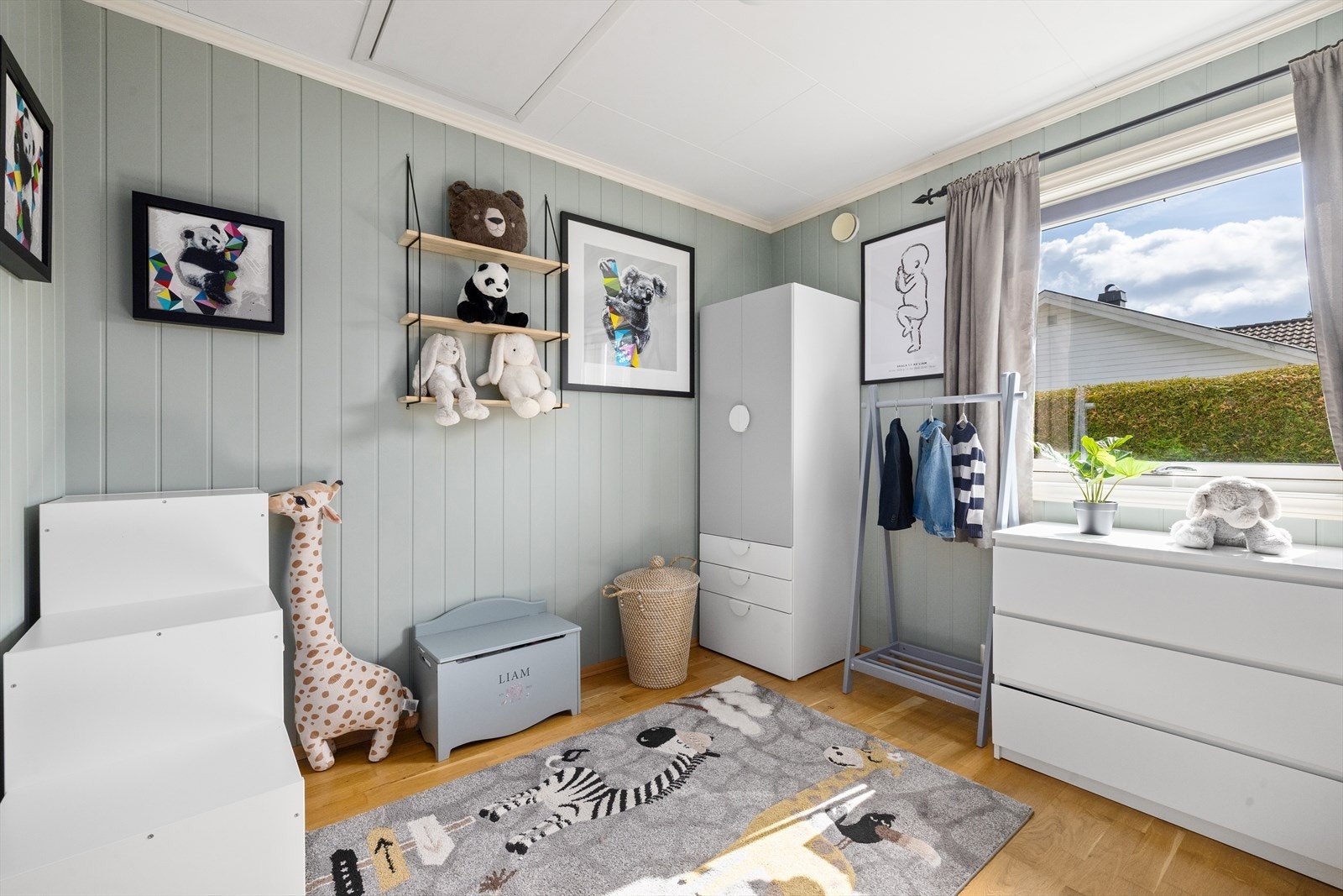 Soverom tre - rommet er romslig og har plass til både leker og oppbevaringsmøbler. Galleribilde