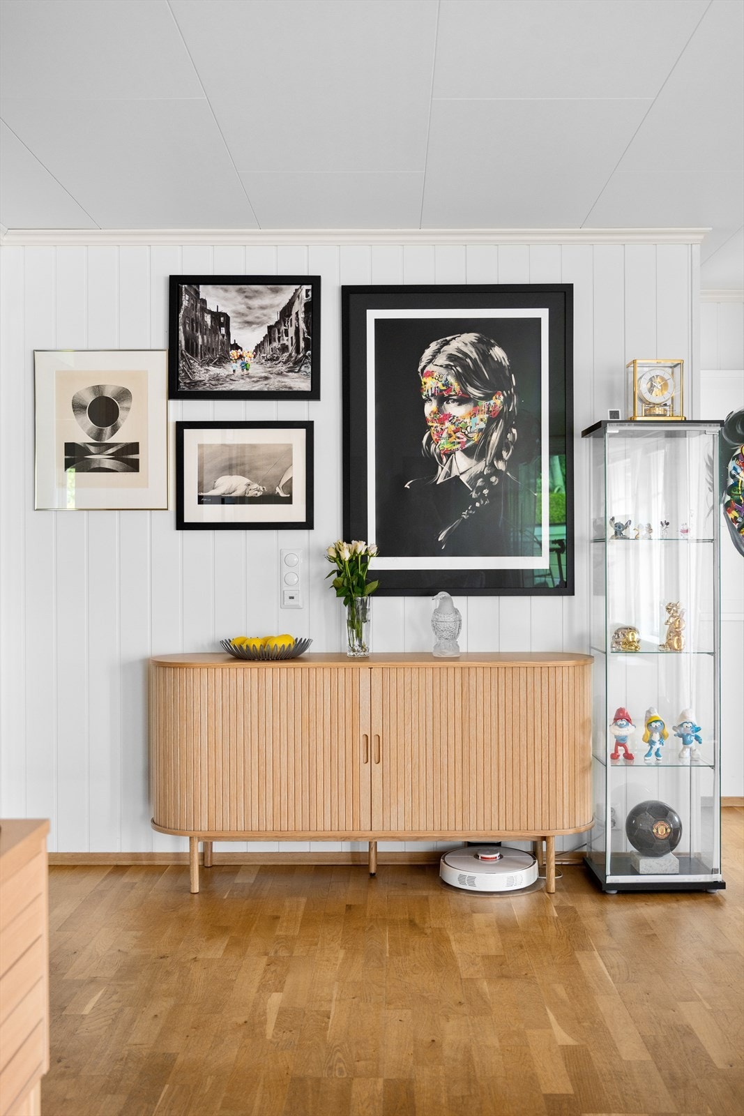 Panelplater på veggene gir en klassisk og varig stil. Galleribilde
