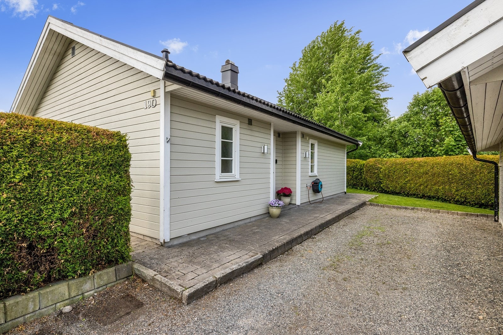 Eiendommen ligger i et rolig og veletablert boligstrøk på Gimsøy. Galleribilde