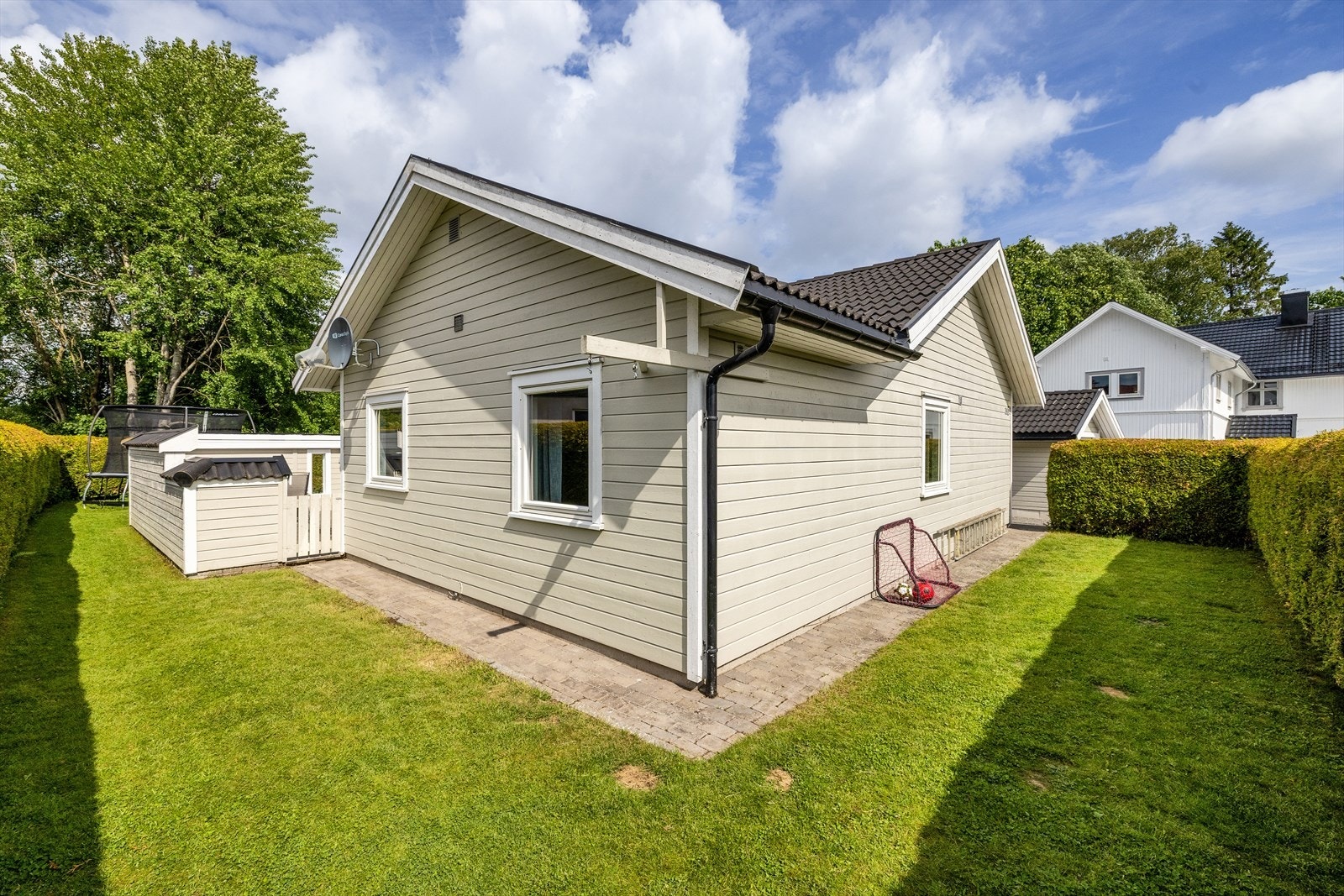 Hagen er skjermet med hekk og gir en privat sone for lek og aktivitet. Galleribilde
