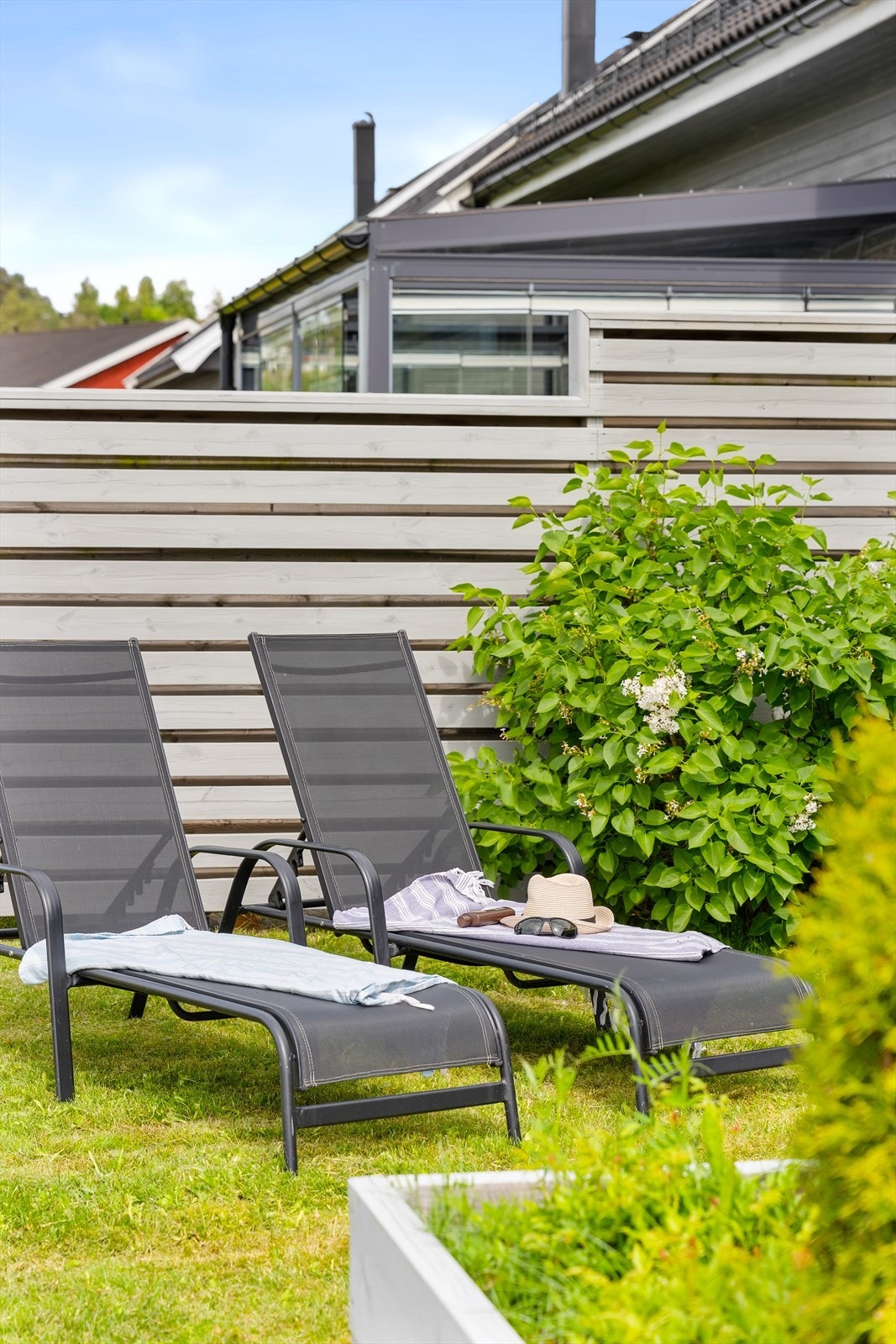 Den store gressplenen gir mange muligheter for utendørsaktiviteter og lek. Galleribilde