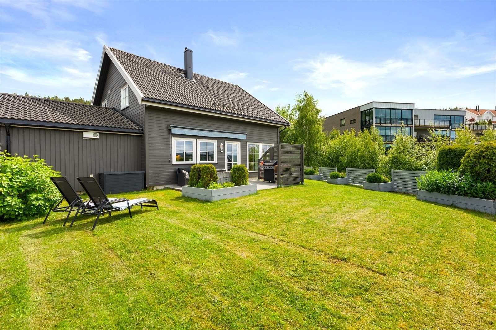 Velkommen til Gudmundsjordet 7! En romslig og innholdsrik kjedet enebolig med garasje, flere hyggelige uteplasser og en stor hage med gode utfoldelsesmuligheter. Galleribilde