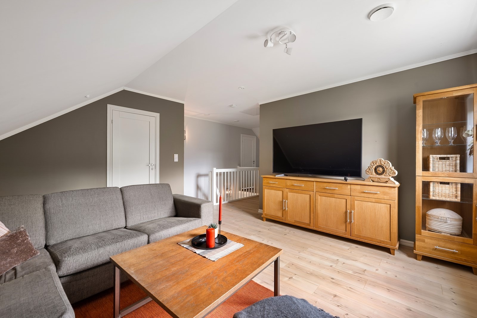 Fra loftstuen er det adkomst til etasjens to soverom og bad. Galleribilde