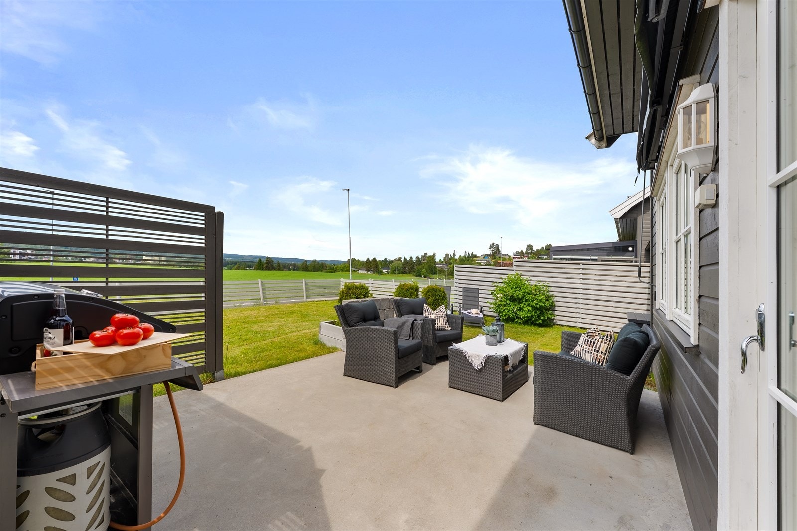 Den støpte markterrassen har god plass til en sittegruppe, lounge møbler og grill. Galleribilde