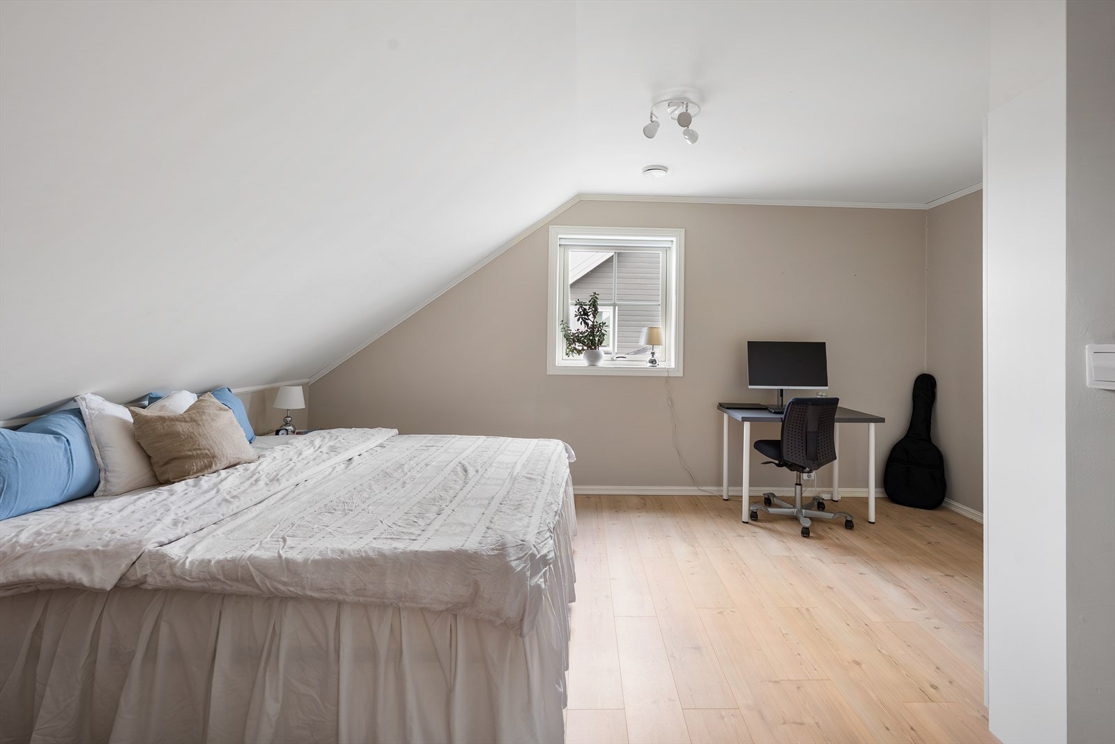 Et lyst og trivelig rom som passer godt som barnerom, gjesterom eller kontor. Galleribilde