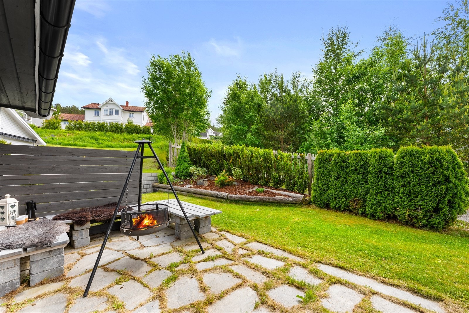 En egen uteplass med bålpanne og sittebenker, perfekt for sene sommerkvelder. Galleribilde