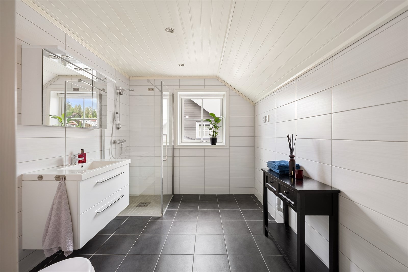 Vinduet på badet gir naturlig lys og mulighet for effektiv utlufting. Galleribilde