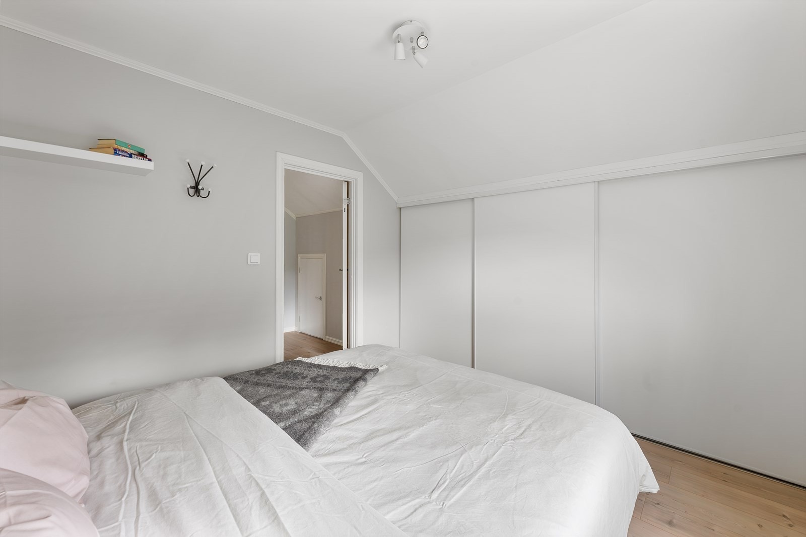 En stor skyvedørsgarderobe gir rikelig med oppbevaringsplass. Galleribilde