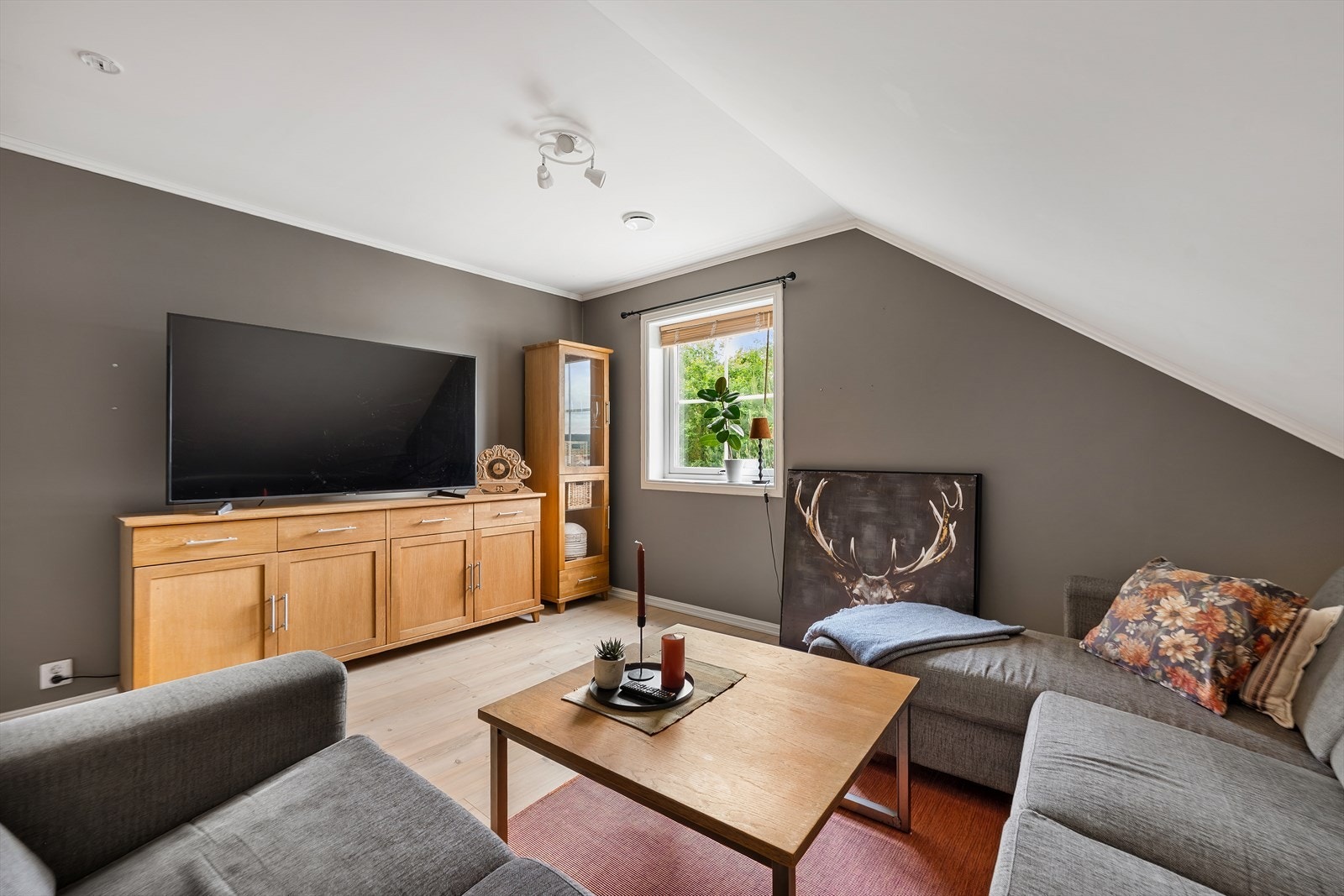 Her er det god plass til en stor sofagruppe og TV-møblement. Galleribilde