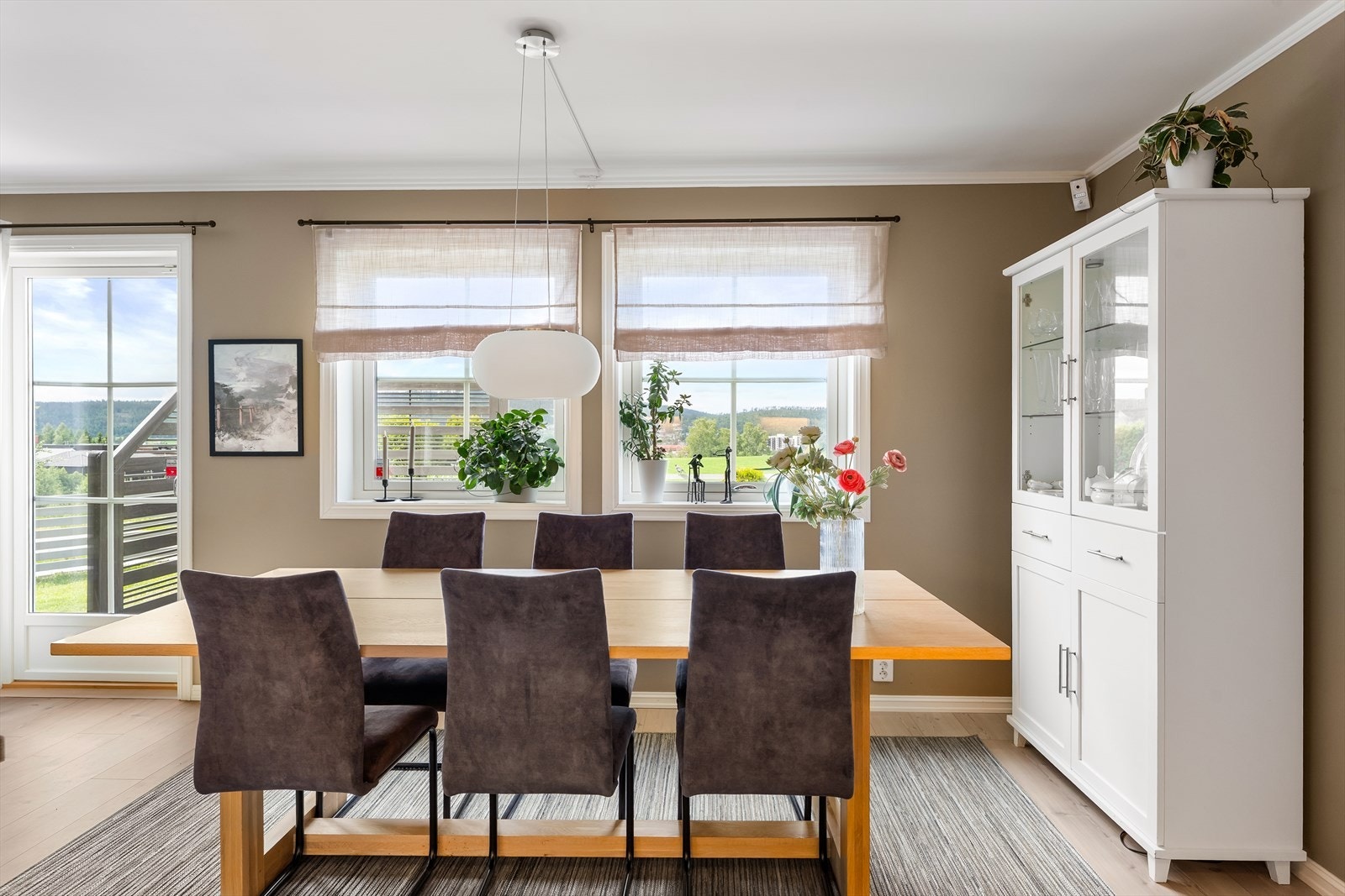 Spisestuen er et naturlig samlingspunkt og har god plass til et stort langbord. Galleribilde