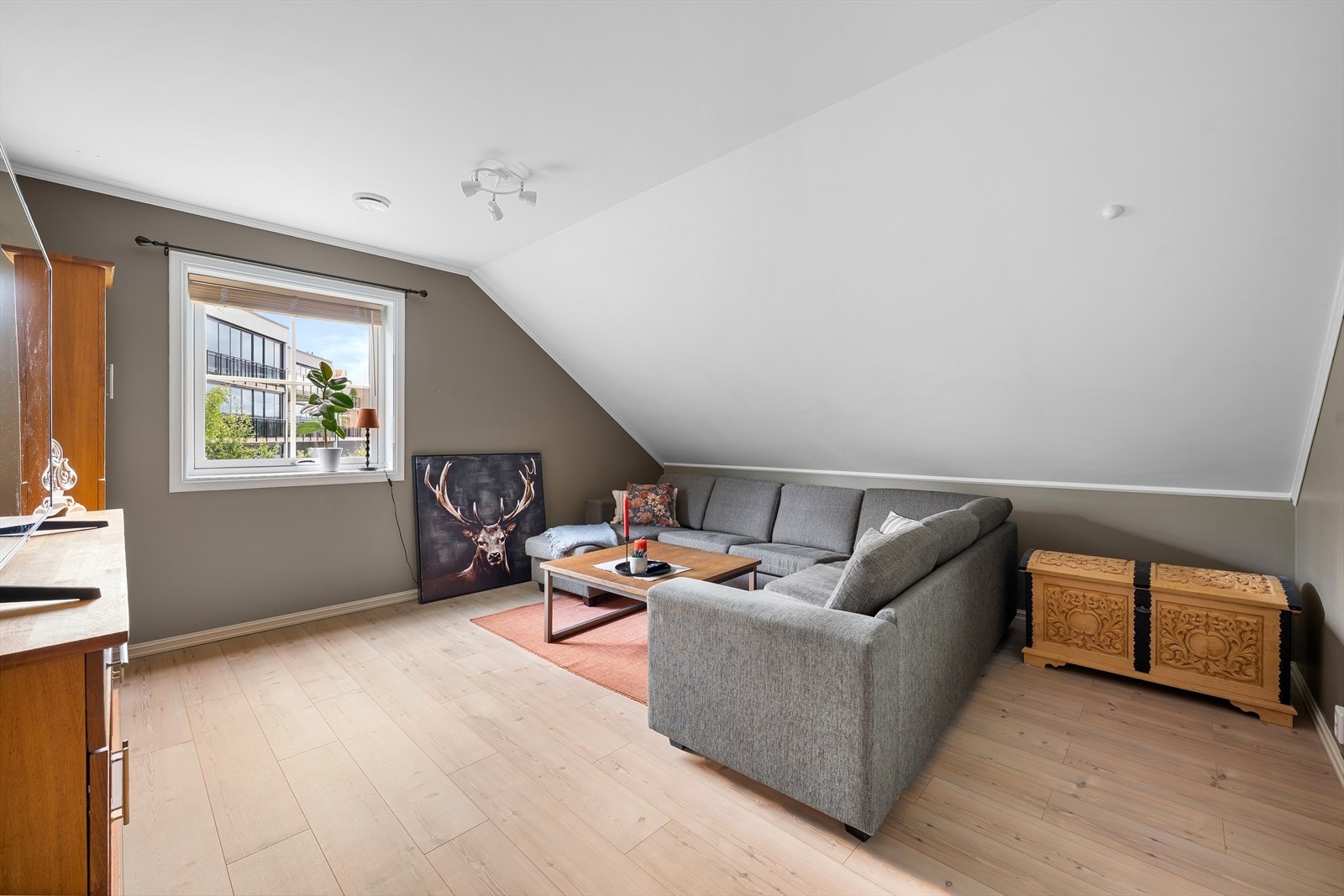 Loftstuen i andre etasje er et perfekt ekstra oppholdsrom for familien. Galleribilde
