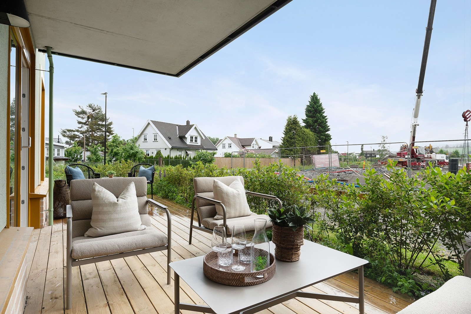 På terrassen har du godt med plass til ønskede utemøblementer og grill, i tillegg til enkel adkomst til borettslagets utearealer. Galleribilde