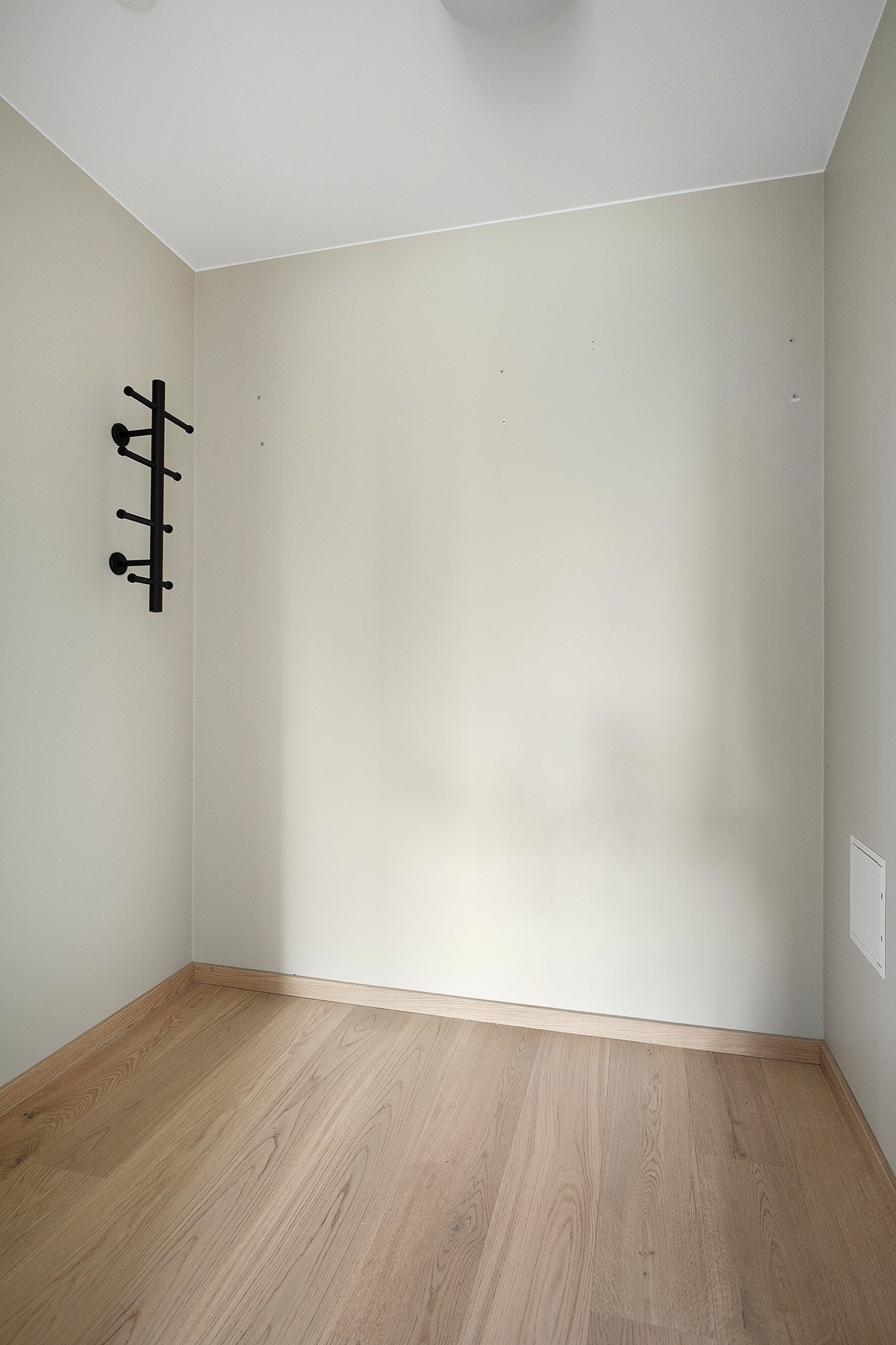 Leilighetens bod er plassert inne på soverom, her kan du oppbevare det du trenger, eller bruke rommet som walk-in garderobe. Galleribilde