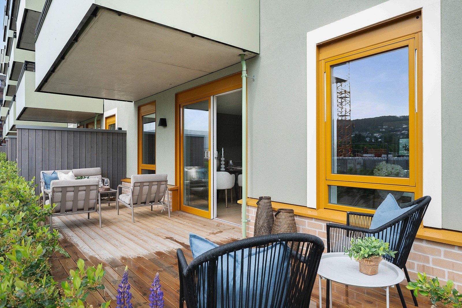 Her får du en pent opparbeidet sydvendt markterrasse. Galleribilde