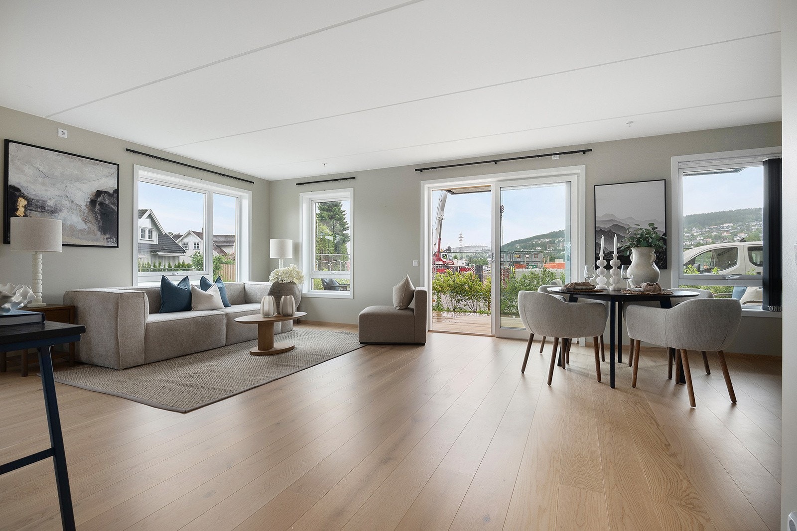 Godt med plass til sittegruppe, mediebenk, spisebord med andre ønskede møblementer. Galleribilde