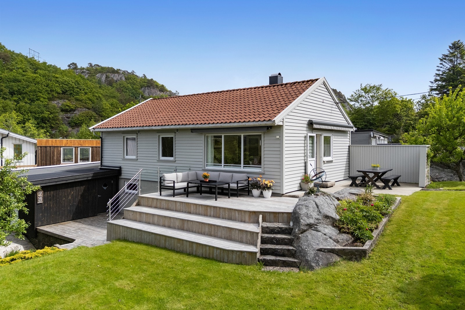 Uteområdet er pent opparbeidet. Blant annet med nyere (20__) terrasser. Galleribilde