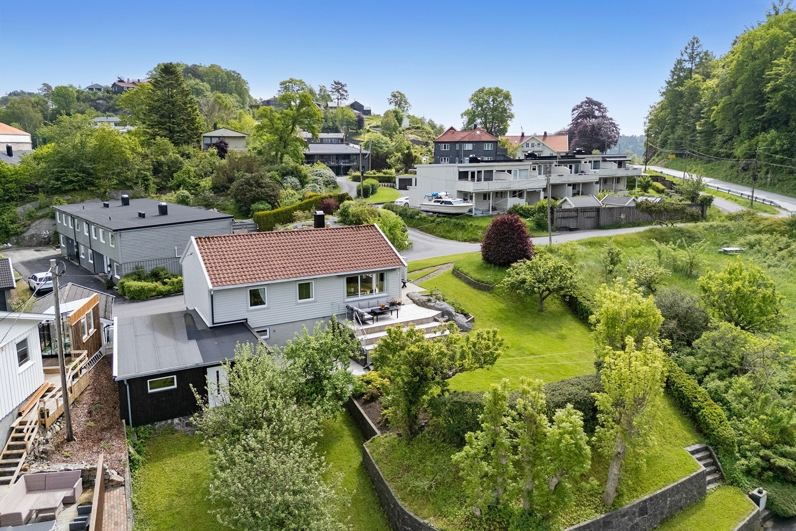 Stor og pent opparbeidet tomt, kun noen hundre meter fra Mandal sentrum. Galleribilde