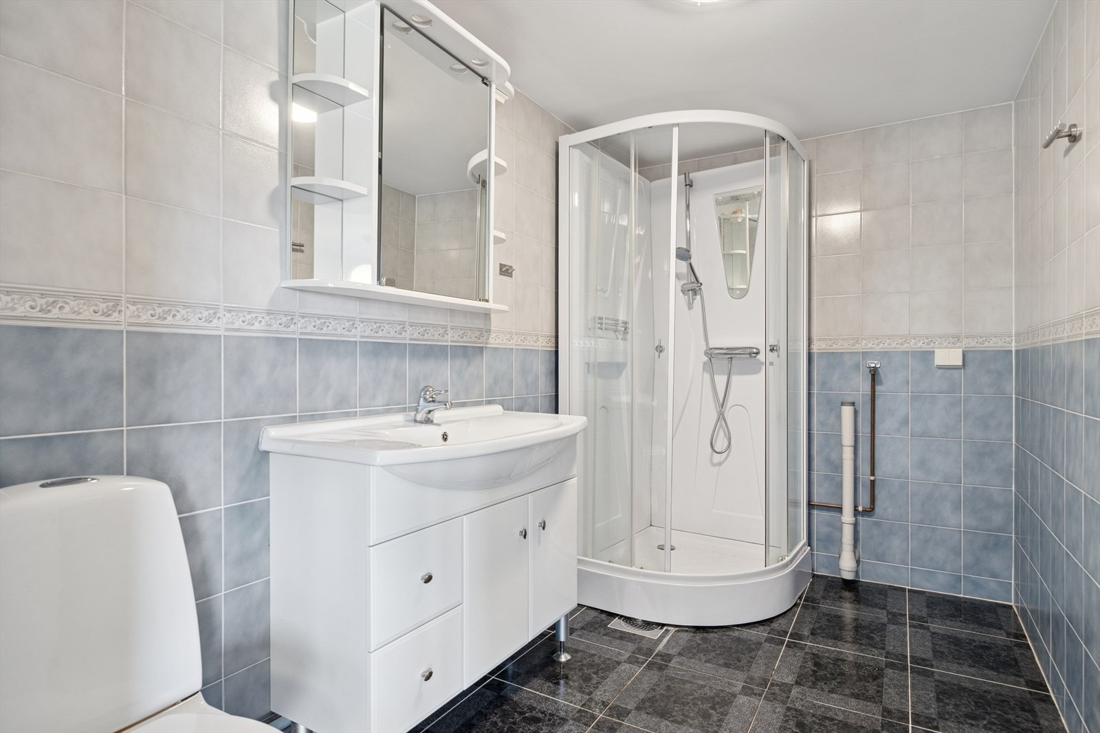 Badet ble oppusset/oppgradert i 2011, er flislagt og innredet med dusjkabinett, klosett og servantskap. Opplegg for vaskemaskin. Galleribilde