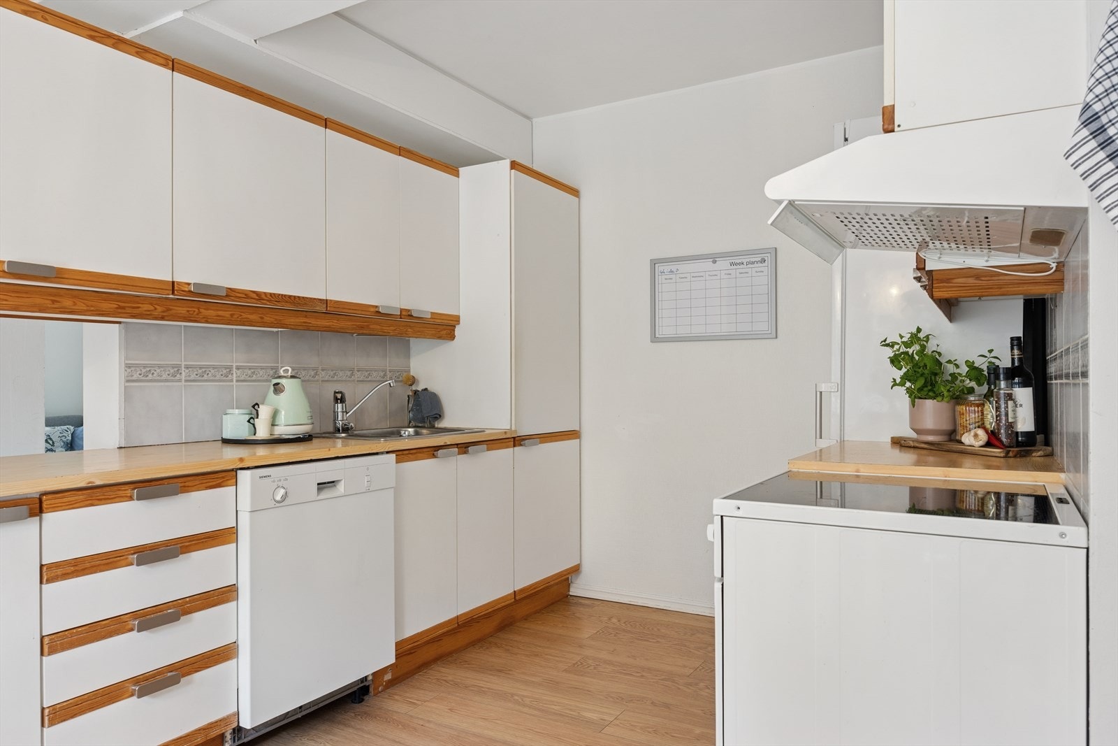 Kjøkkenet byr på rikelig med skap- og benkeplass. Galleribilde