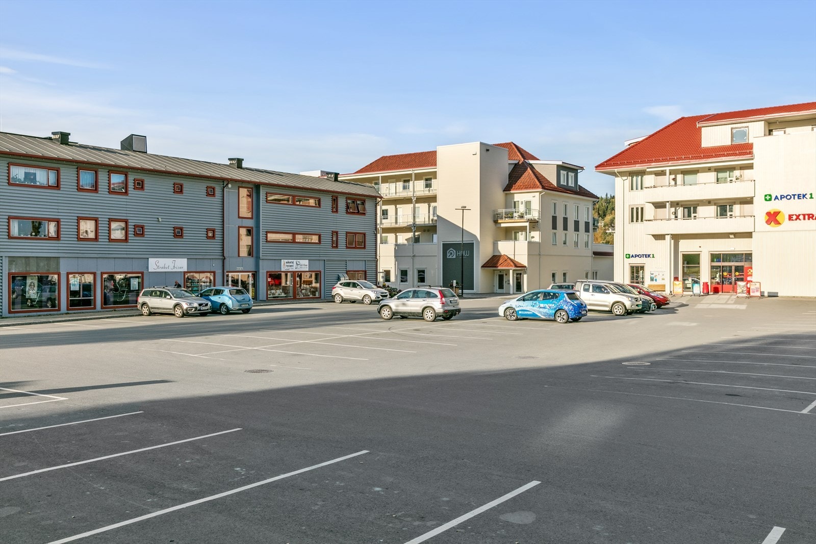 Fra leiligheten tar det ca. 8-9 minutter å gå / 2-3 minutter kjøring ned til Klæbu sentrum, hvor man finner det meste av service- og utsalgssteder for det daglige. Galleribilde