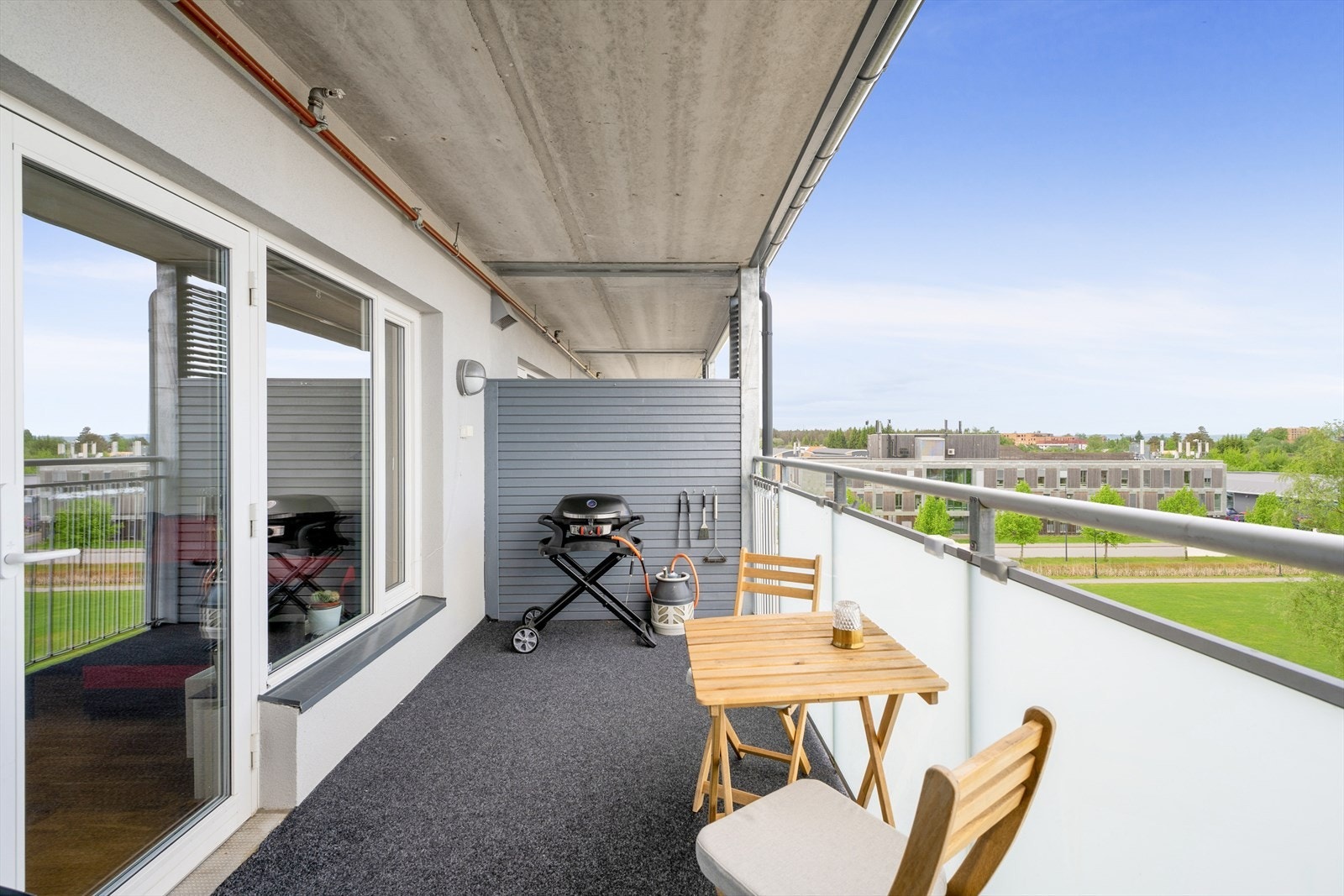 Balkongen er delvis overbygget som gir gode bruks muligheter store deler av året. Galleribilde